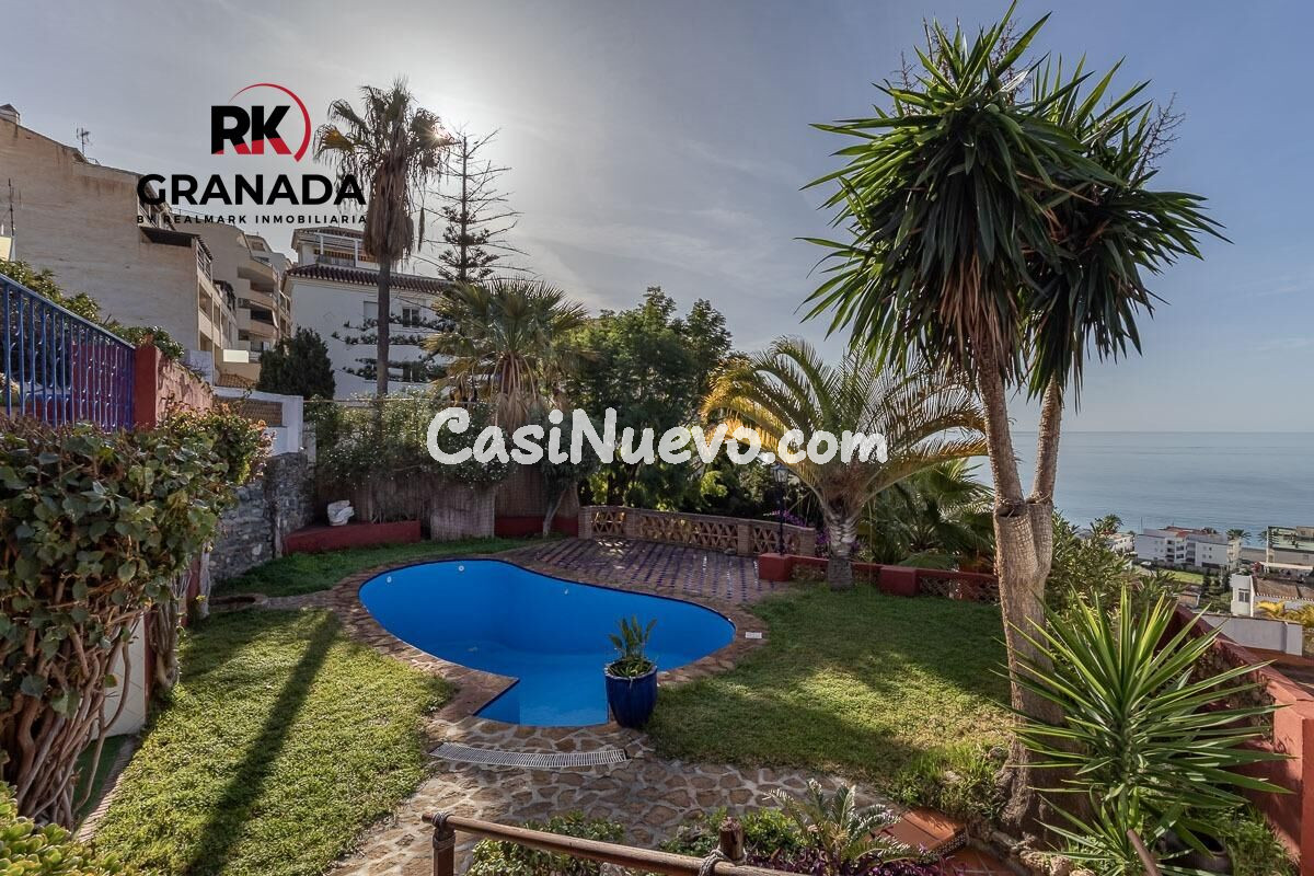 CASA SINGULAR CON JARDIN Y VISTAS A LA BAHIA DE LA HERRADURA
