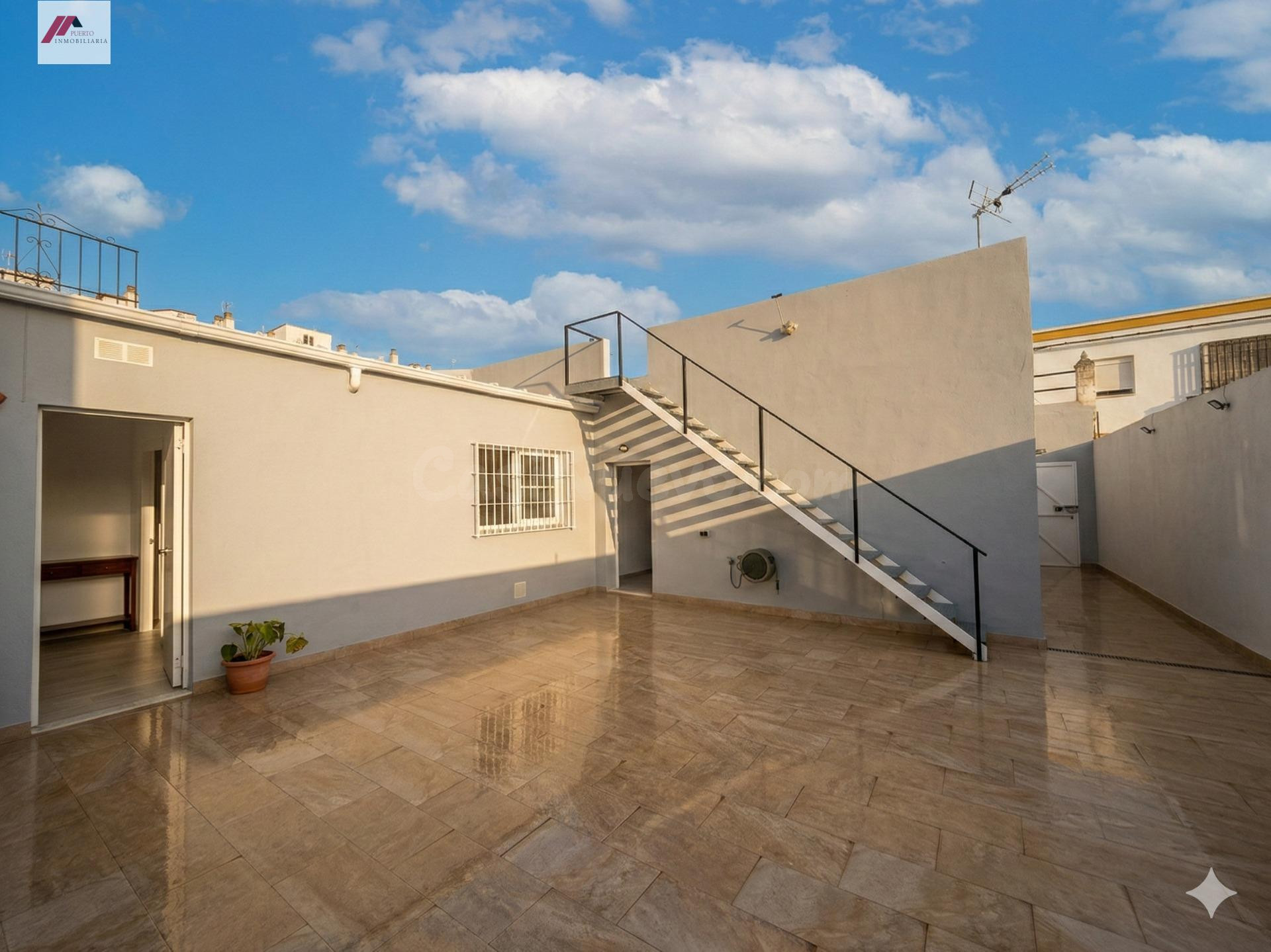 ¡Encantadora casa de planta baja reformada en Zona Sudaméric