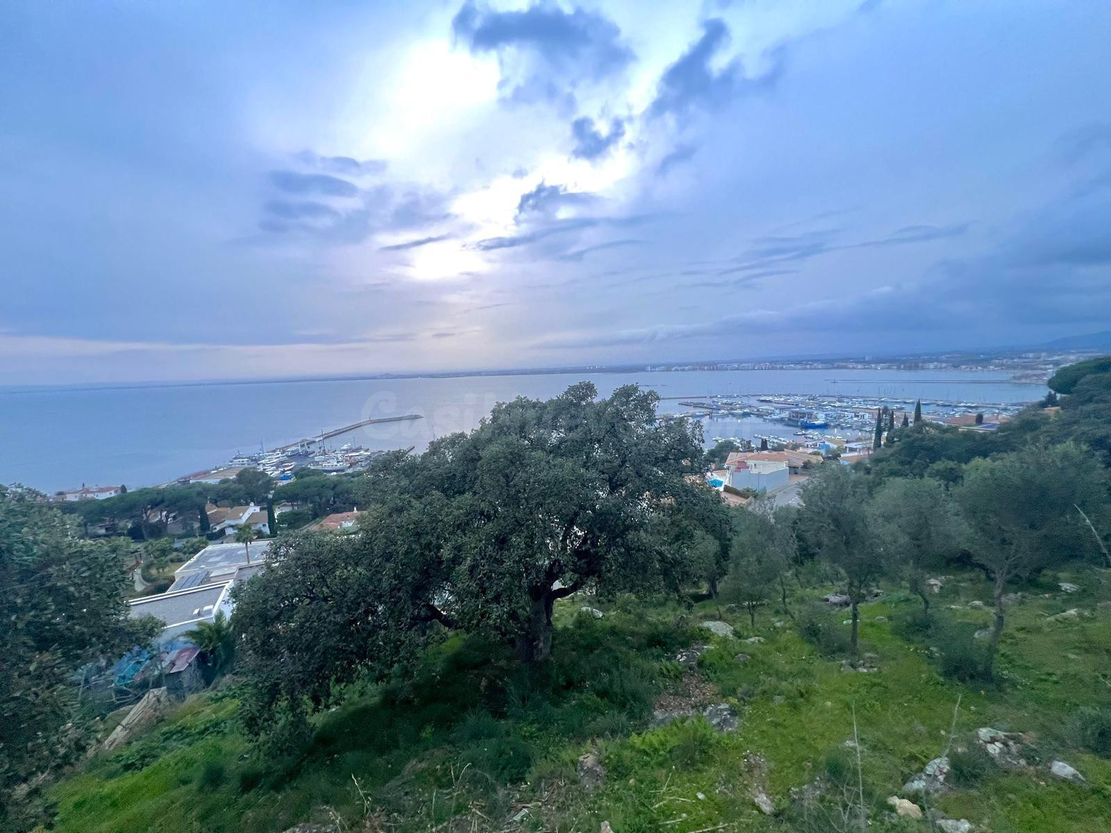 Terreno exclusivo de 800 m2 en Puig Rom con vistas panorámic - foto 2