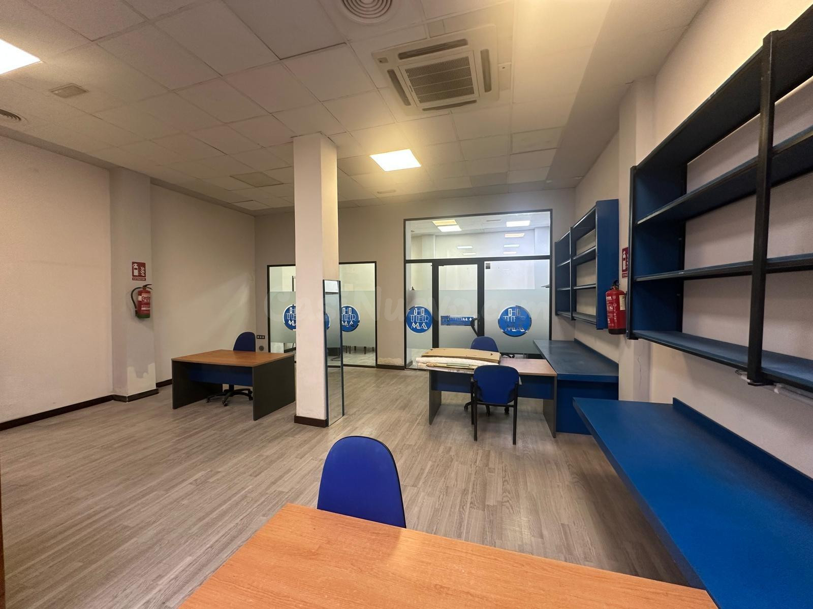 Amplio local comercial de 239 m2 con zona de oficinas y alma