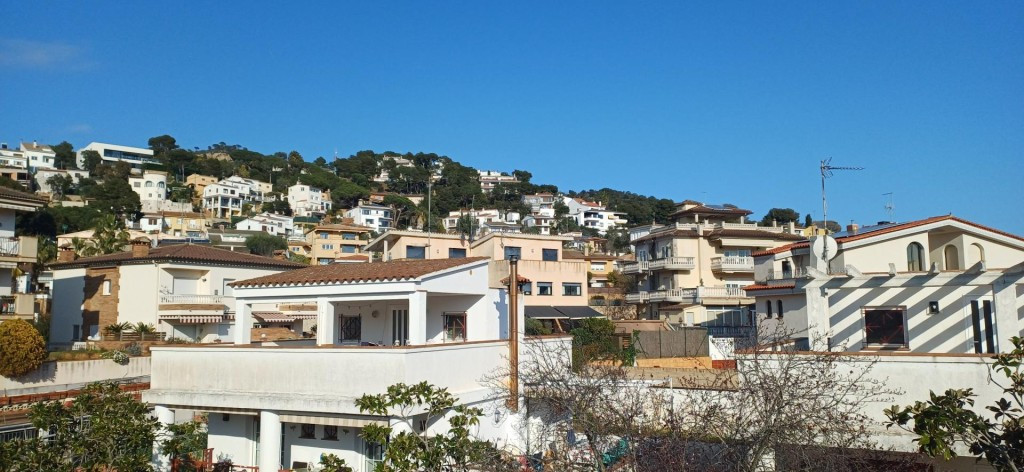 ¡VIVE EL SUEÑO MEDITERRÁNEO! ESPACIO, SOL Y VISTAS EN EL CORAZÓN DE TOSSA DE MAR!