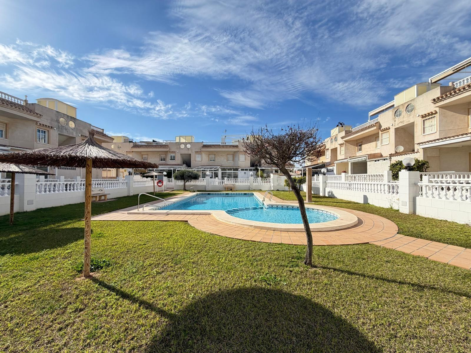 BUNGALOW EN TORREVIEJA EN PLANTA ALTA CON PISCINA COMÚN Y SO - foto 2