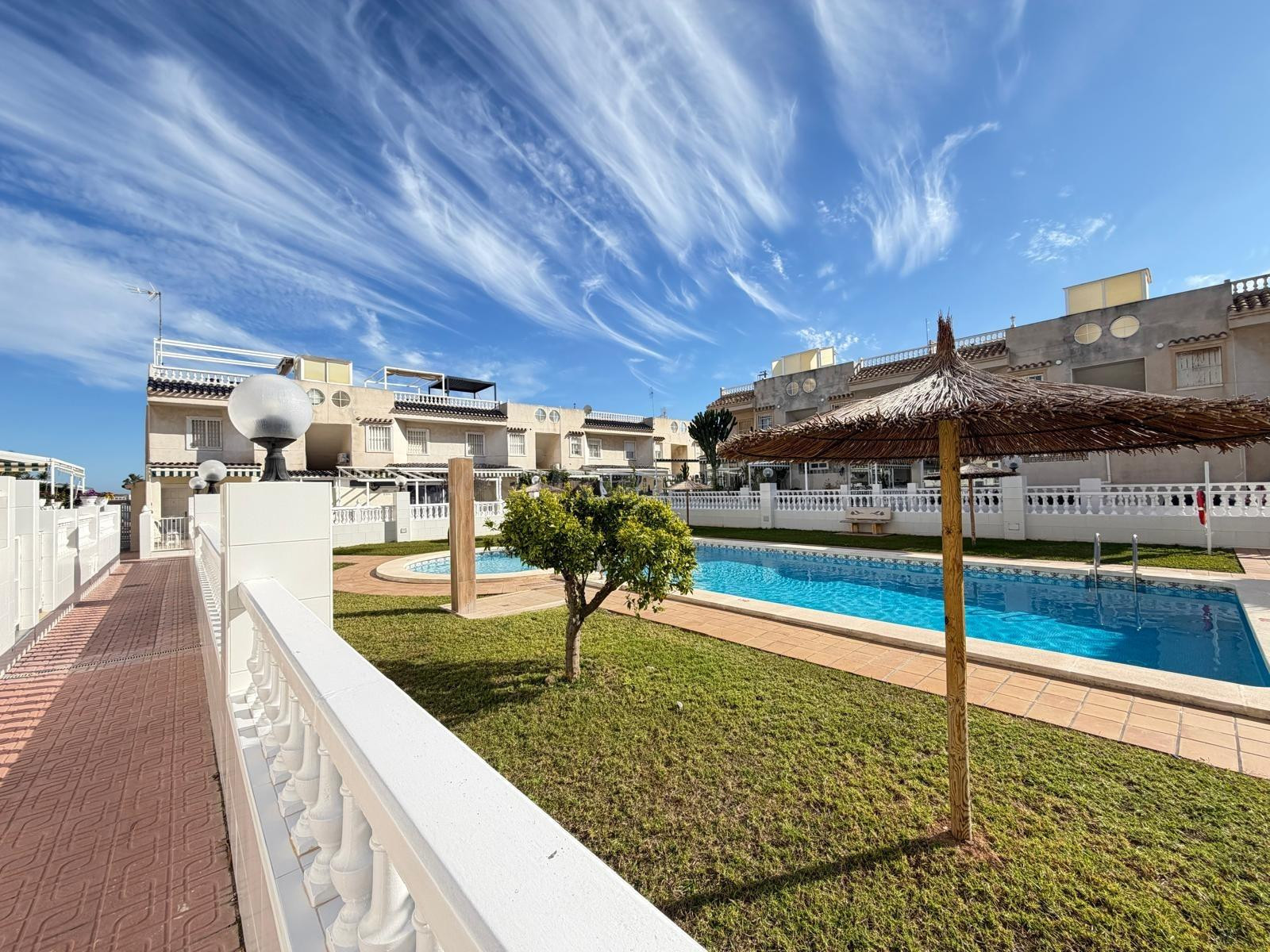 BUNGALOW EN TORREVIEJA EN PLANTA ALTA CON PISCINA COMÚN Y SO - foto 3