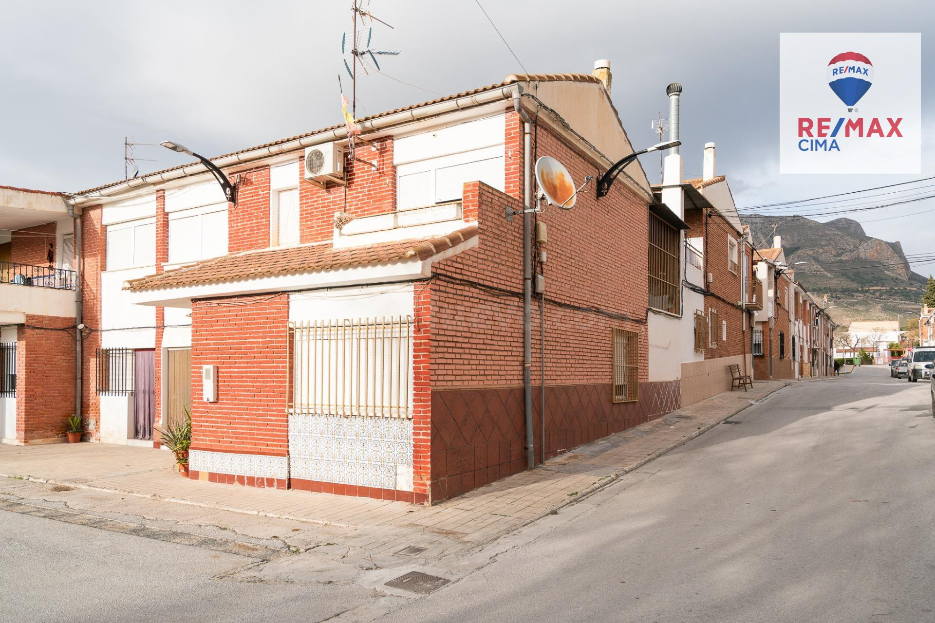 Casa con 5 dormitorios en venta en Zújar – Ideal para vivir  - foto 2