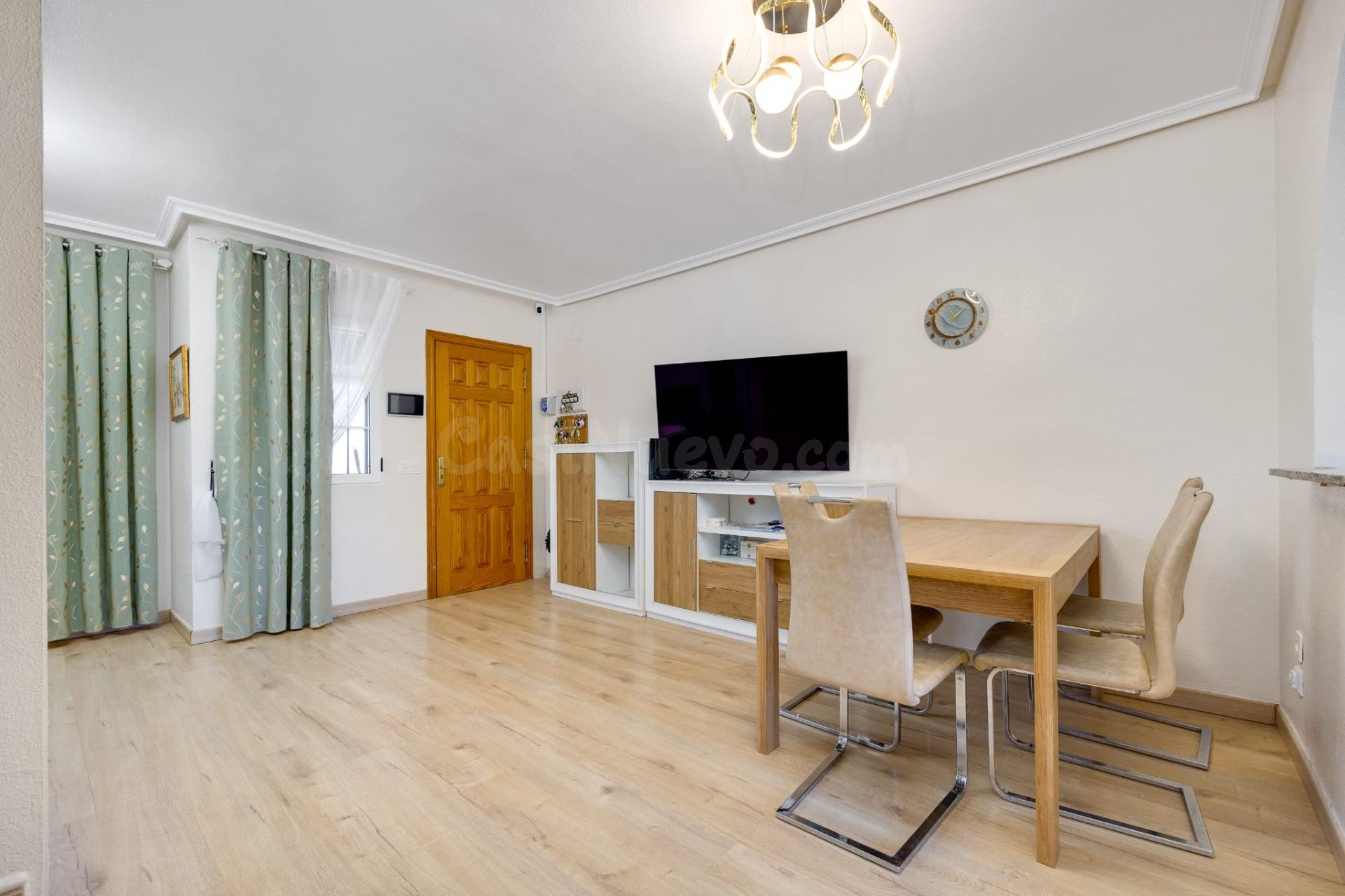 CASA ADOSADA DE 3 HAB Y 1 BAÑO CON PISCINA EN TORREVIEJA
