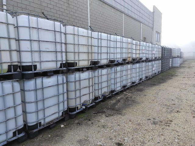 Contenedores, depósitos IBC blancos 1000L