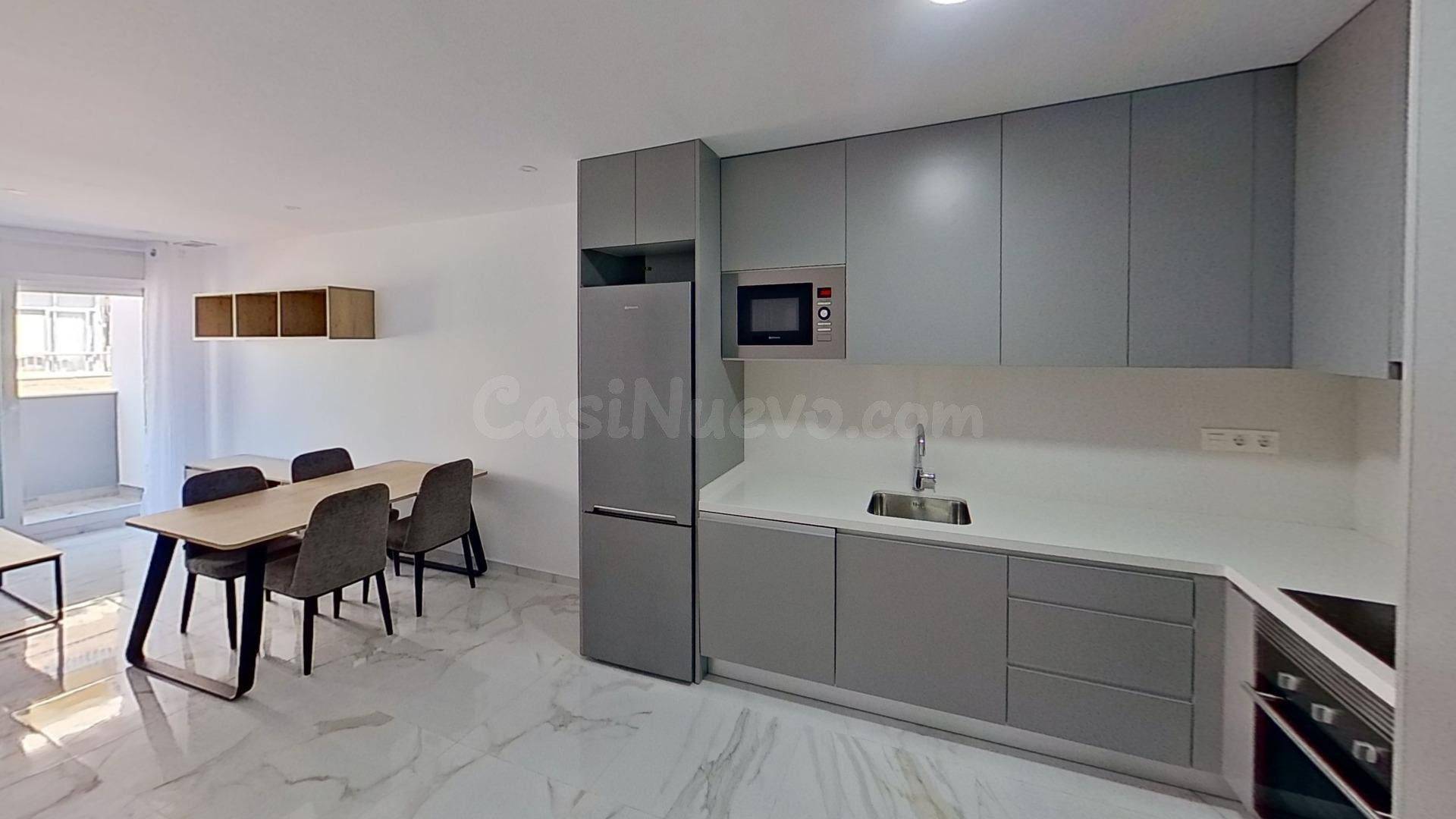 Descubre este impecable apartamento en el centro de Torrevieja, a solo 800 metros del mar.