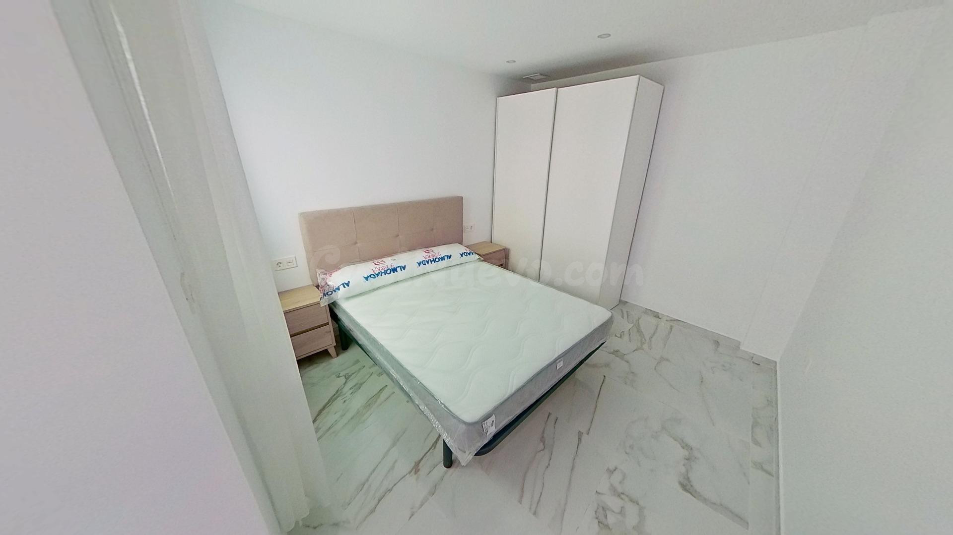 Descubre este impecable apartamento en el centro de Torrevie - foto 4