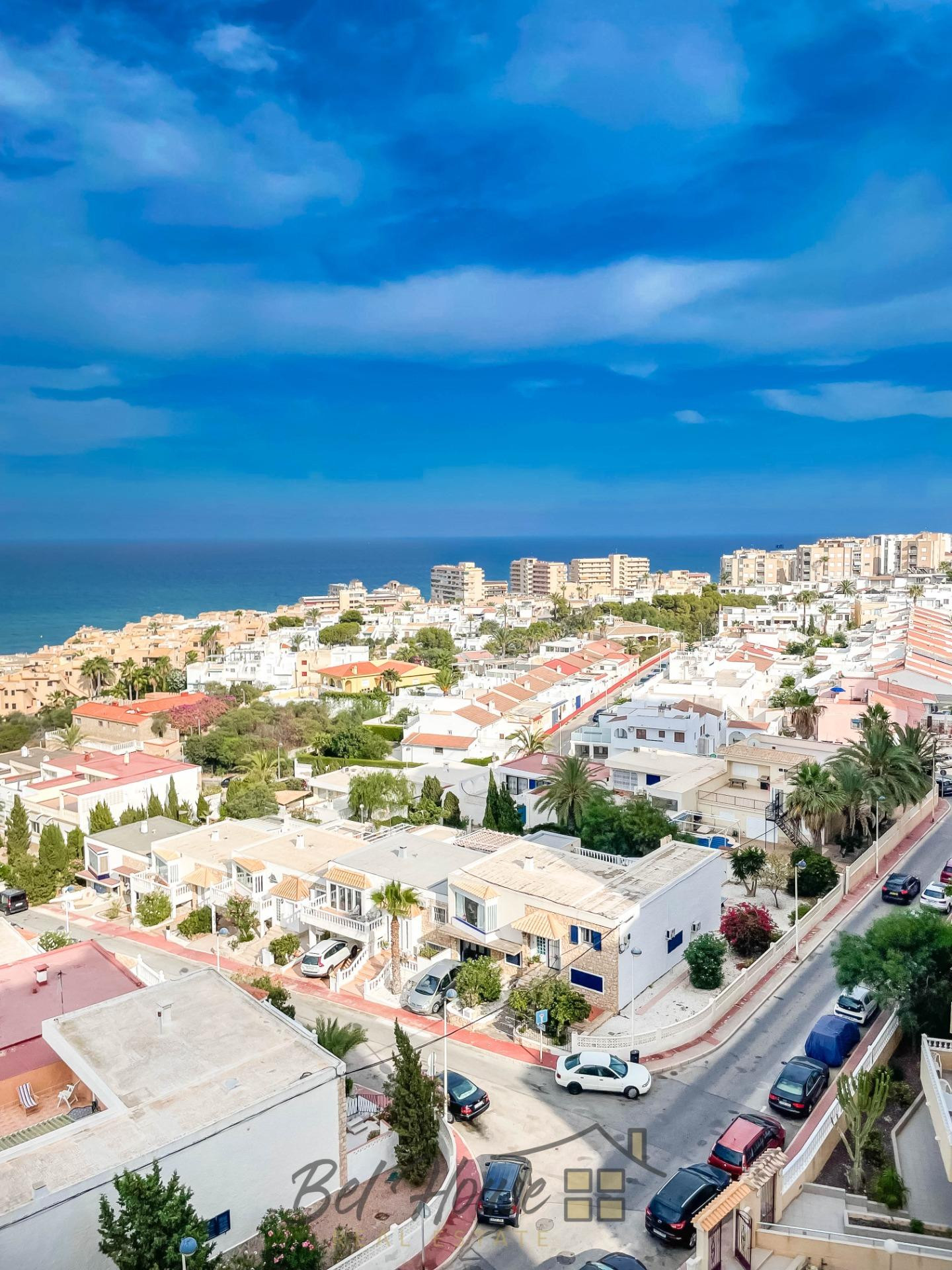 Apartamento de 2 dormitorios con vistas al mar en Torrelamata