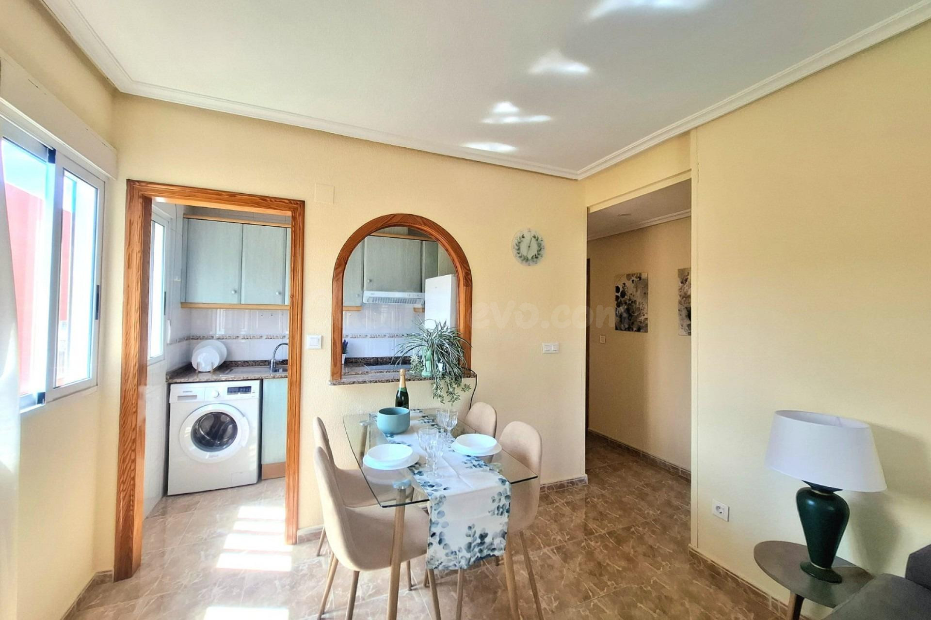 Encantador apartamento en el centro de Torrevieja con balcón y piscina comunitaria - foto 2