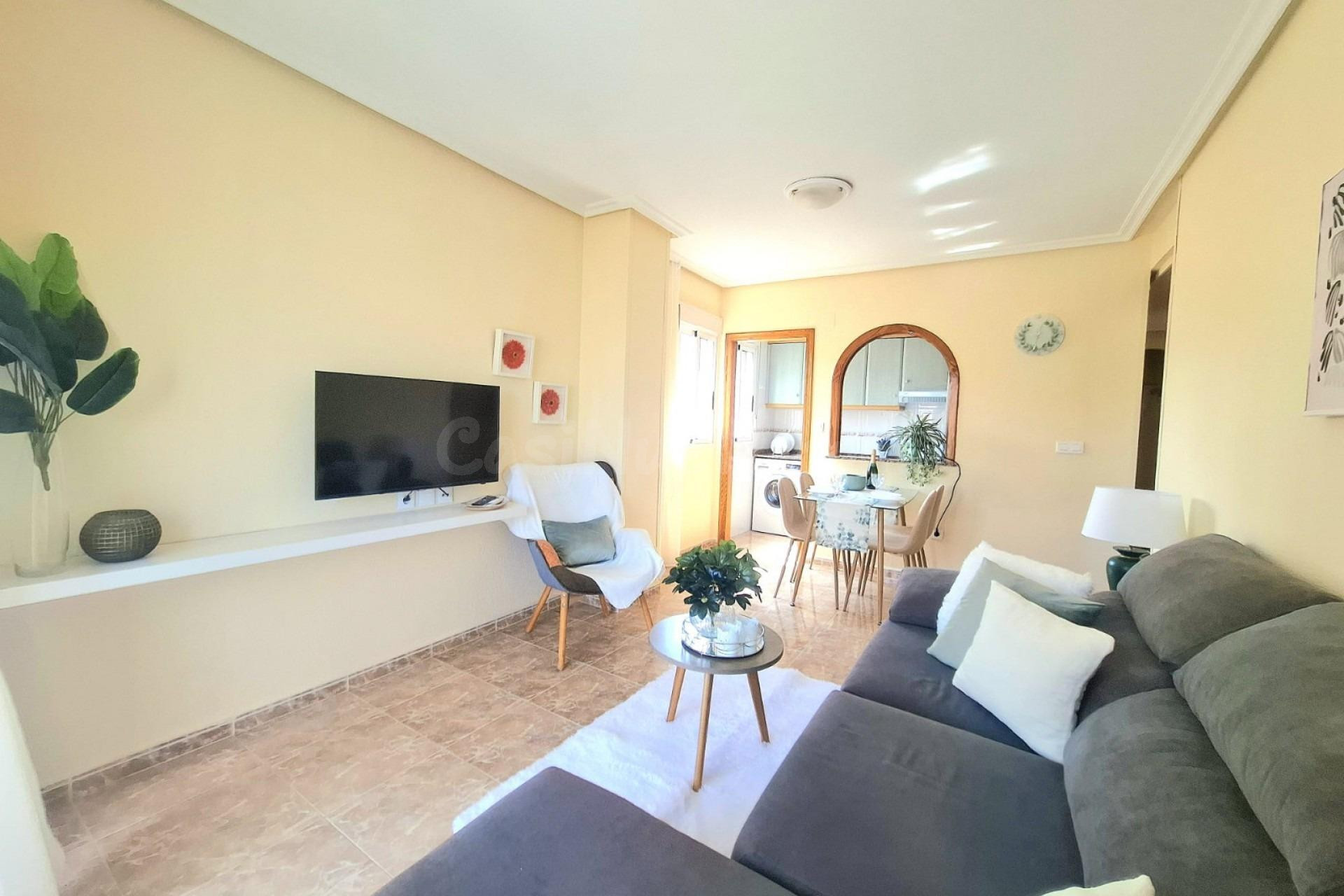 Encantador apartamento en el centro de Torrevieja con balcón y piscina comunitaria - foto 3