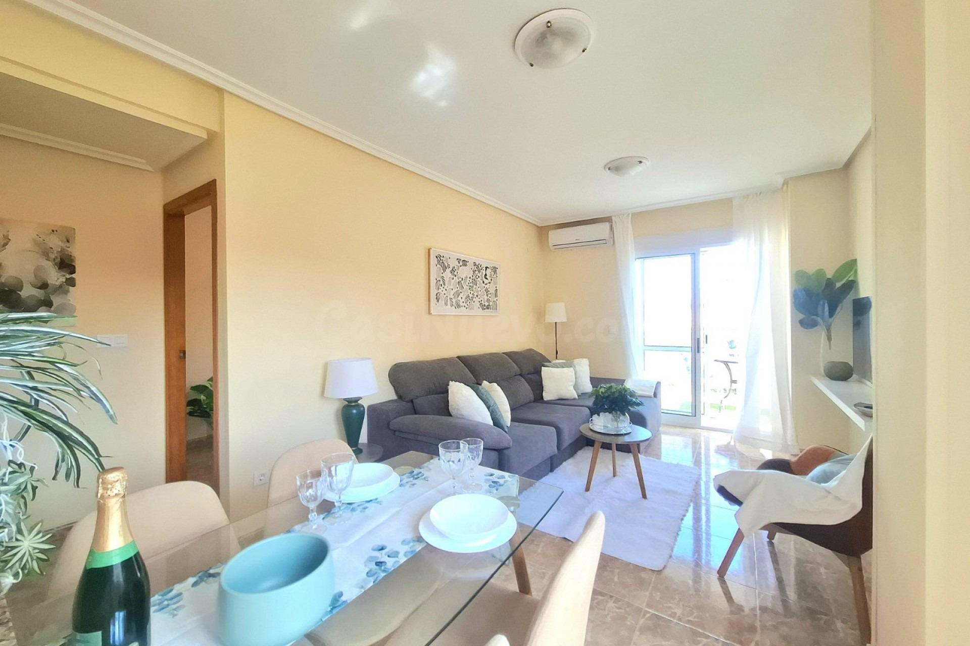 Encantador apartamento en el centro de Torrevieja con balcón y piscina comunitaria - foto 4