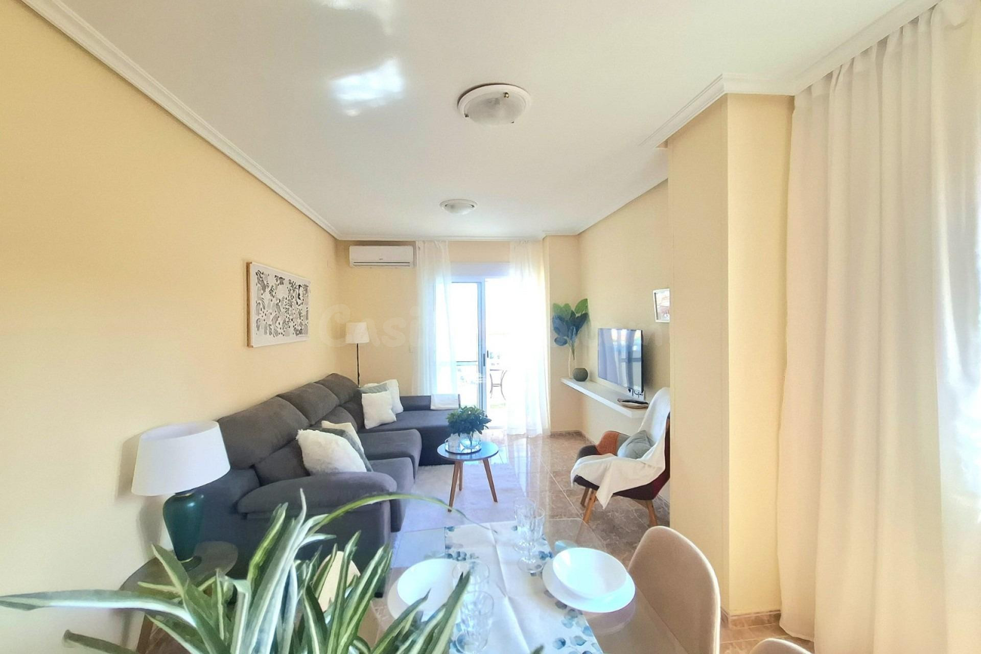 Encantador apartamento en el centro de Torrevieja con balcón y piscina comunitaria - foto 5