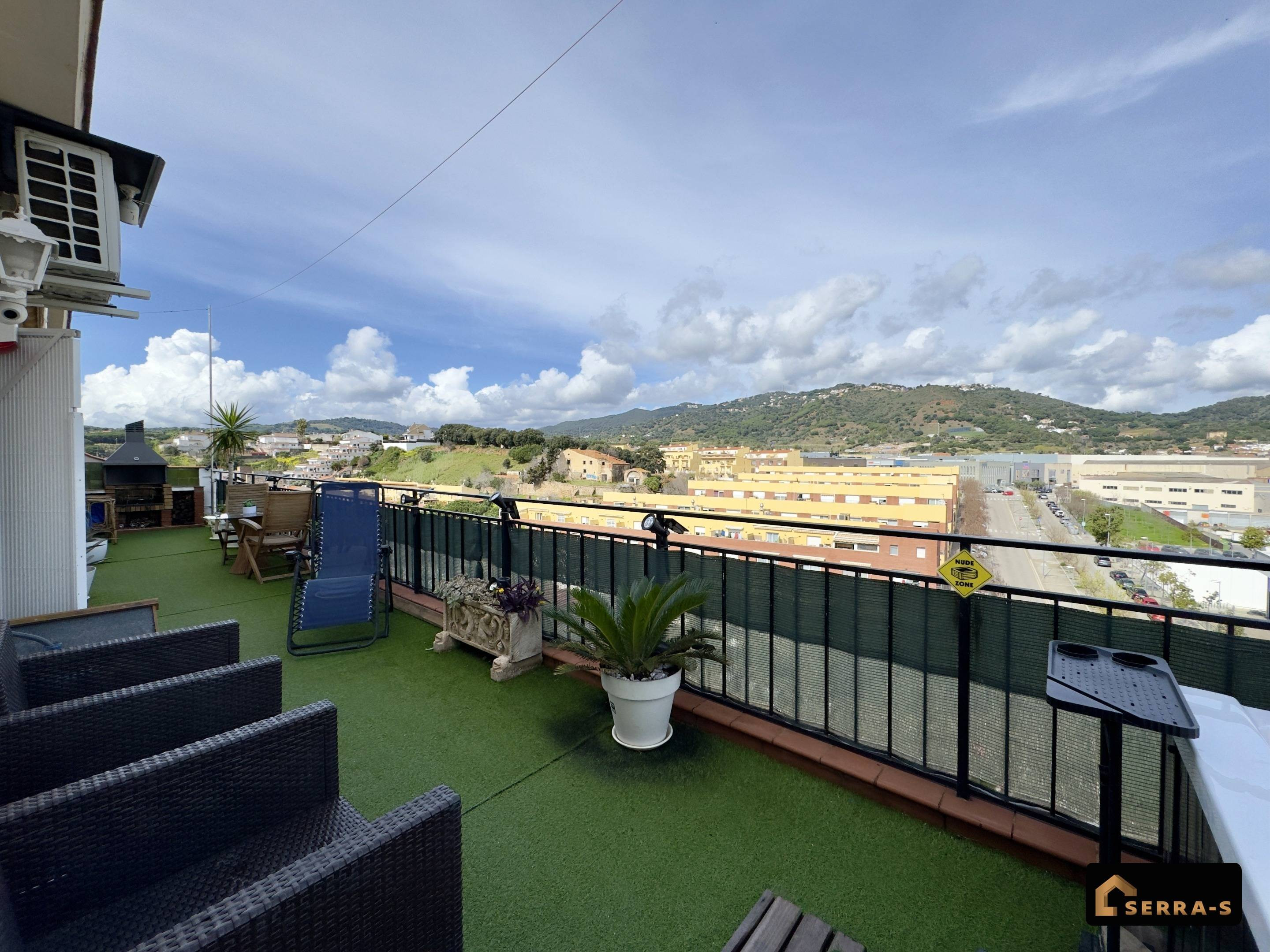 SOBRE ÁTICO CON GRAN TERRAZA EN PINEDA DE MAR - foto 2