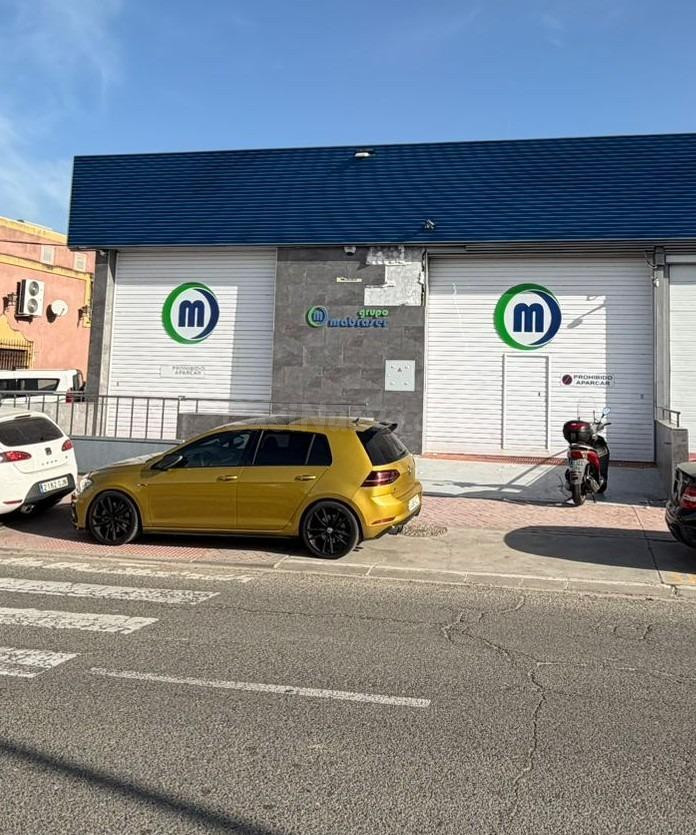 FANTASTICA NAVE EN ESQUINA EN POL. IND. AMARGACENA