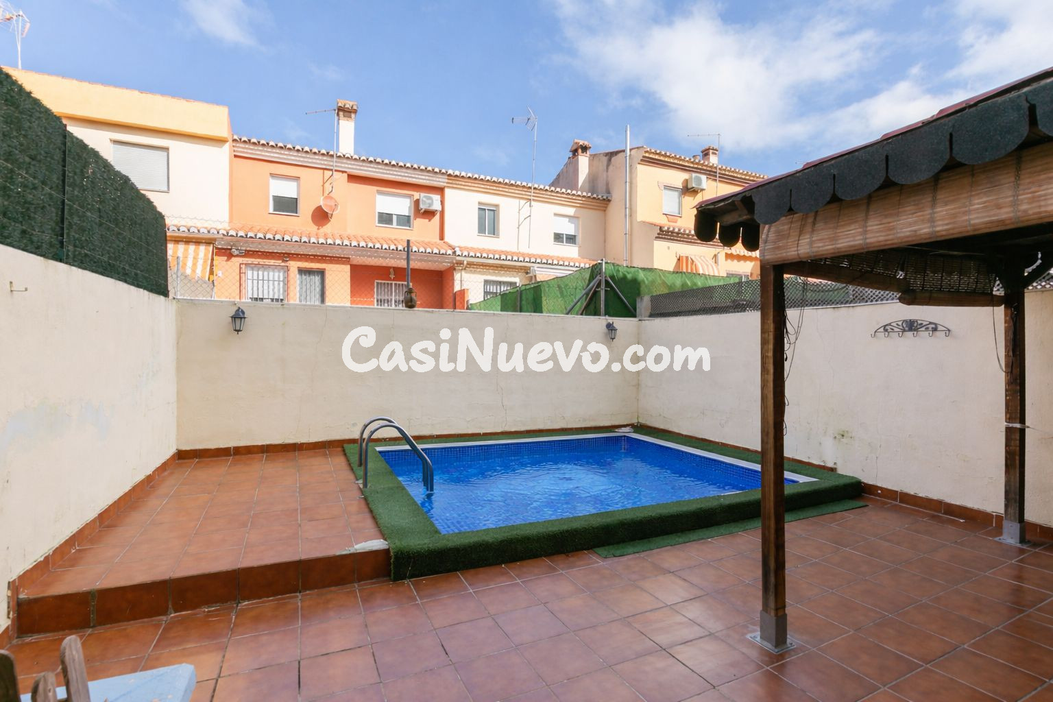 Amplia casa adosada con piscina privada