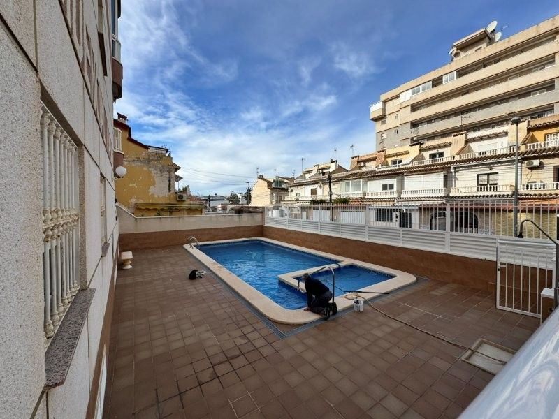Luminoso apartamento esquinero con orientación sur, garaje y trastero - foto 2