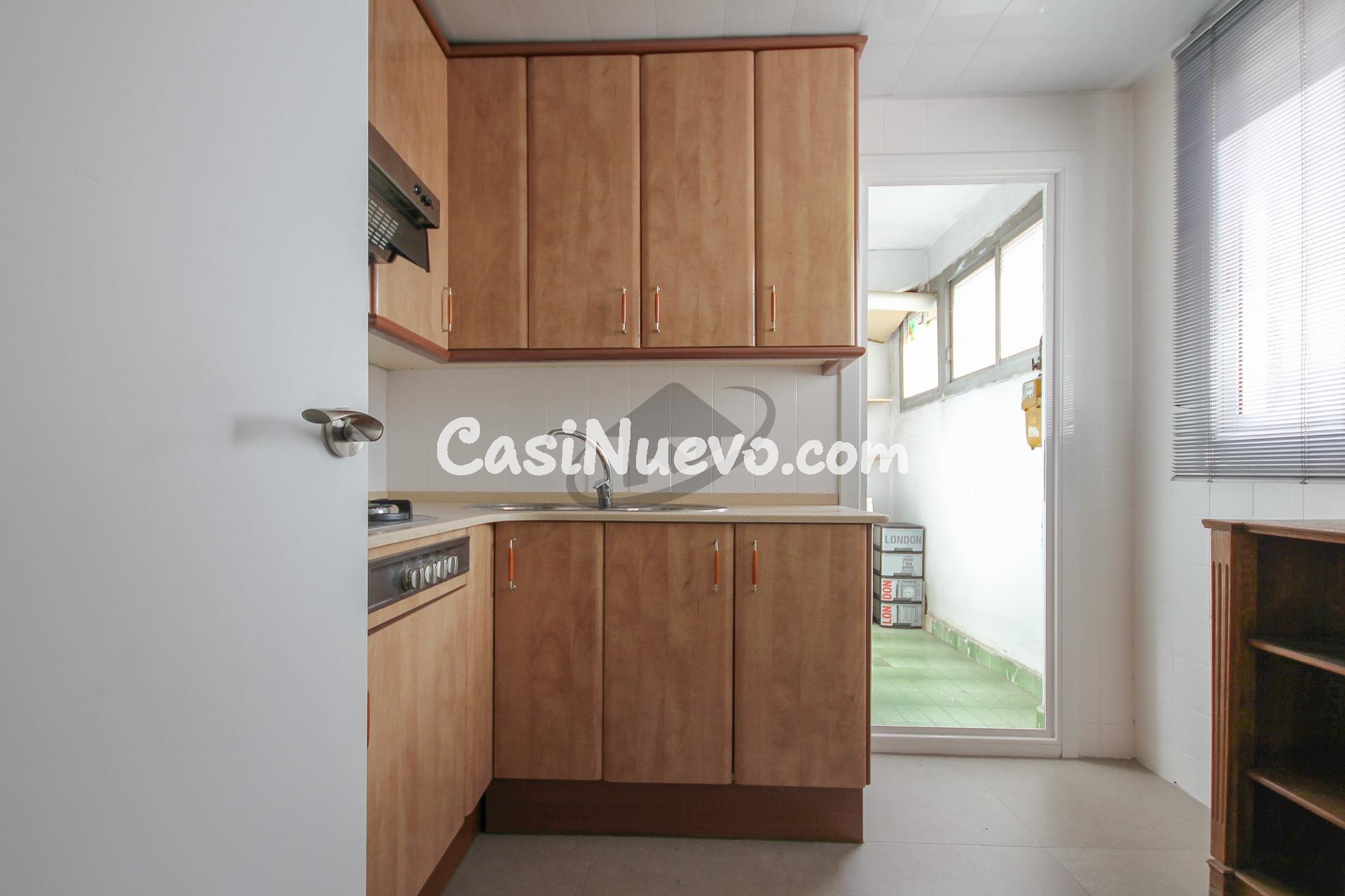 PISO ALTO CON ASCENSOR, EXTERIOR Y MUY LUMINOSO, CON BALCÓN  - foto 7