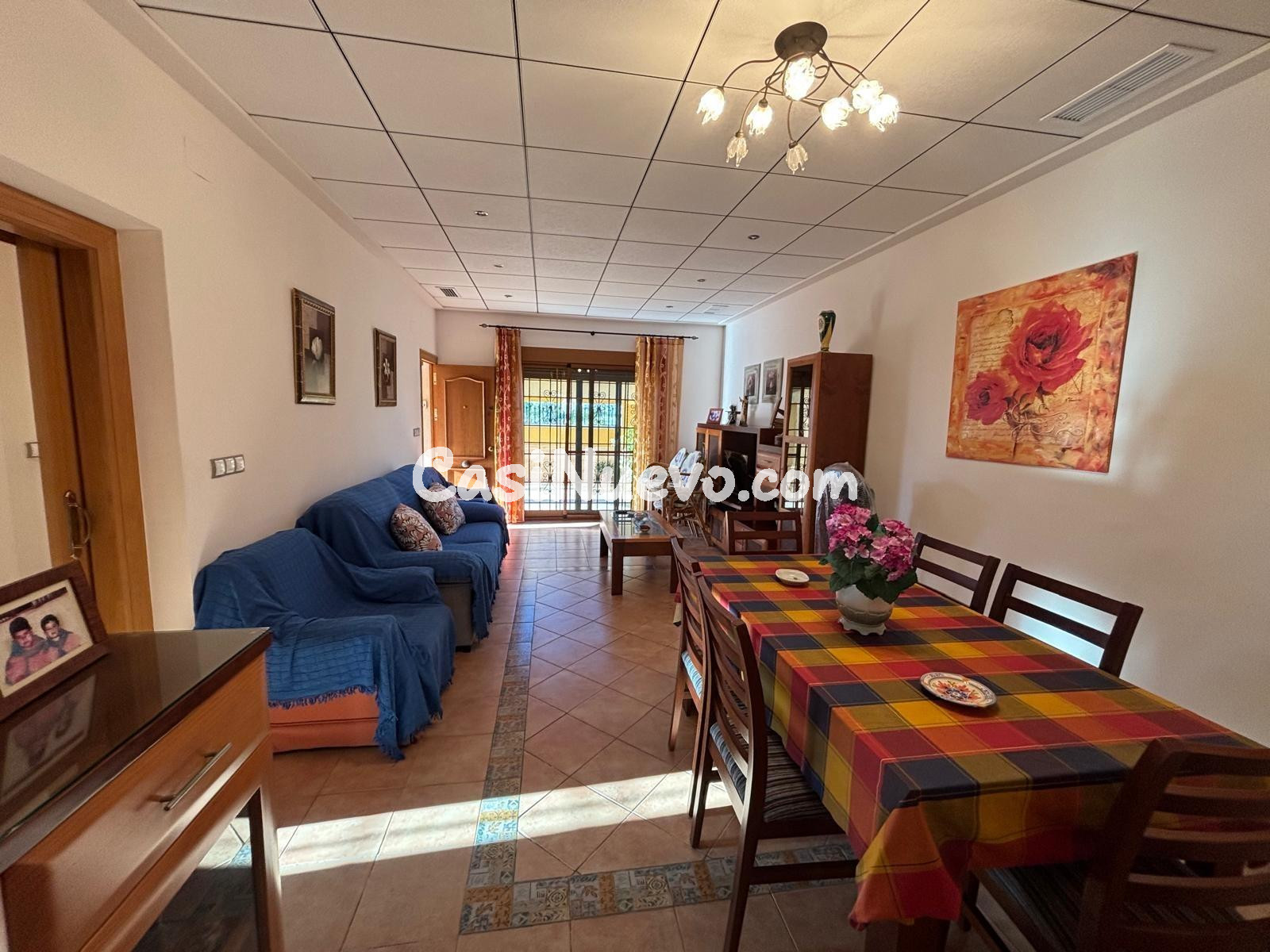 Chalet adosado reformado a solo 275m del mar en Punta Prima - foto 3