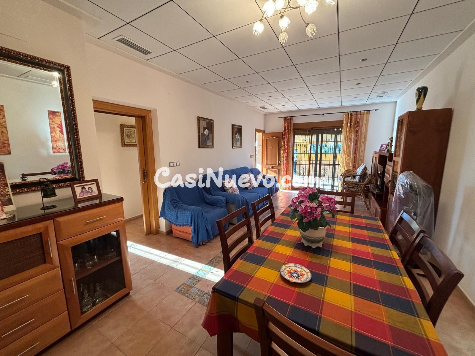 Chalet adosado reformado a solo 275m del mar en Punta Prima - foto 4