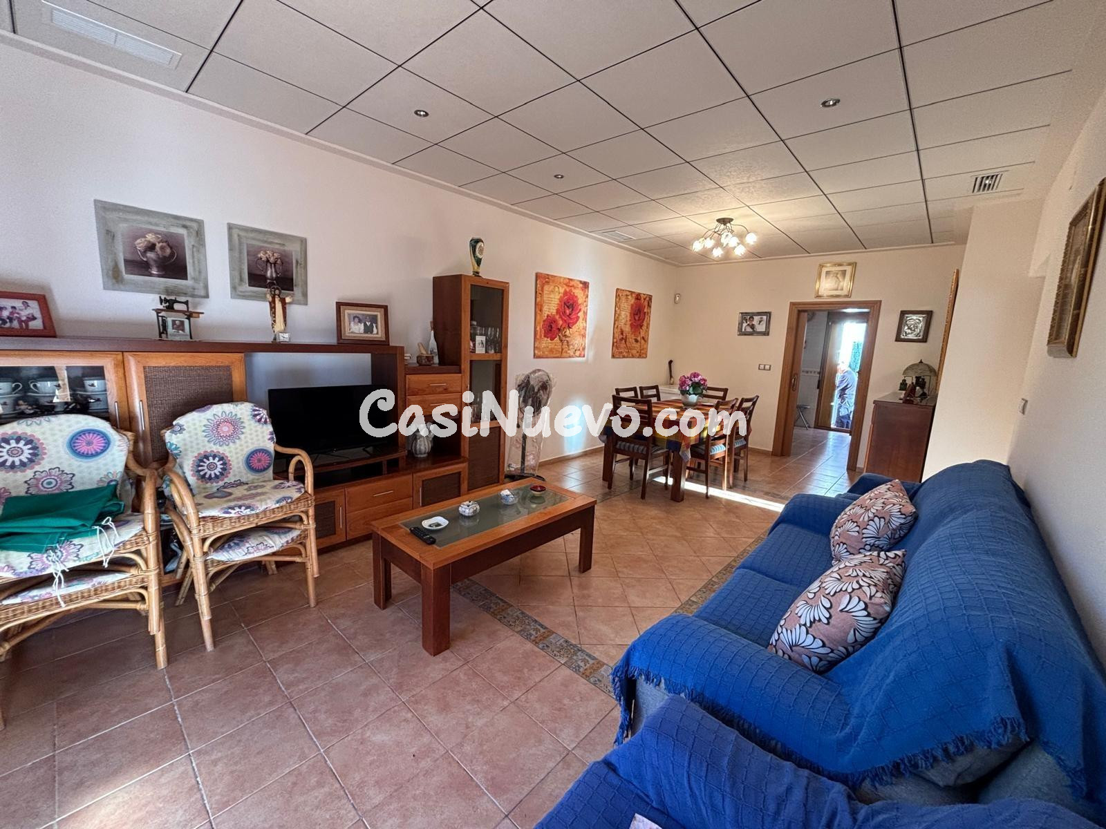 Chalet adosado reformado a solo 275m del mar en Punta Prima - foto 5