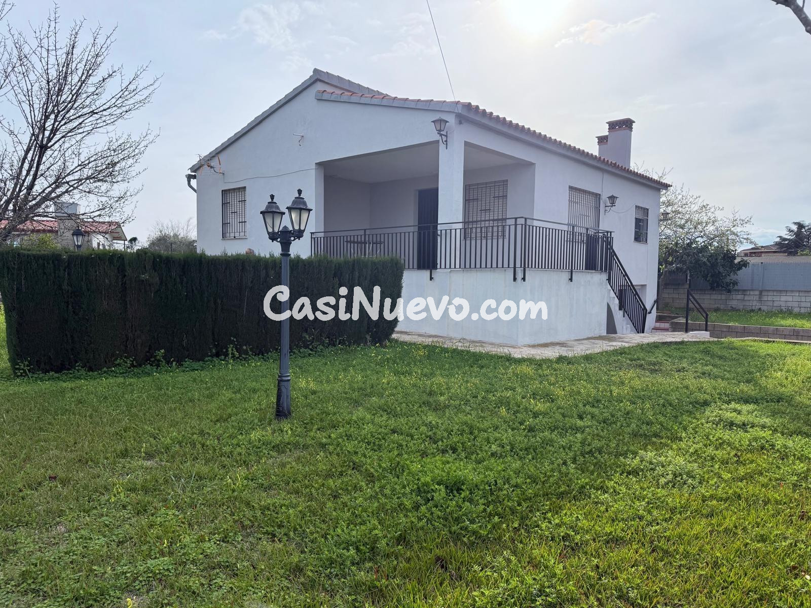 CHALET CON PISCINA, CON TRES habitaciones ,JARDIN Y GARAJE