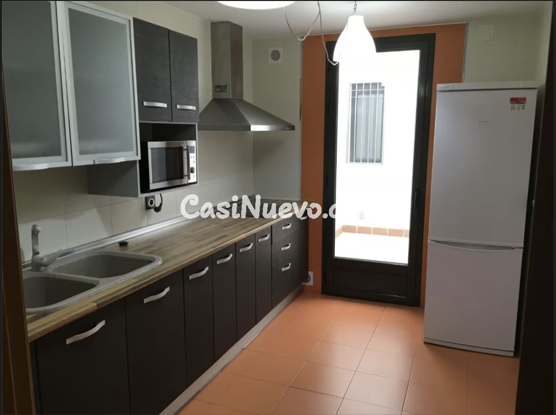 Piso luminoso de 2 dormitorios con GARAJE y A/C en Avenida R - foto 3