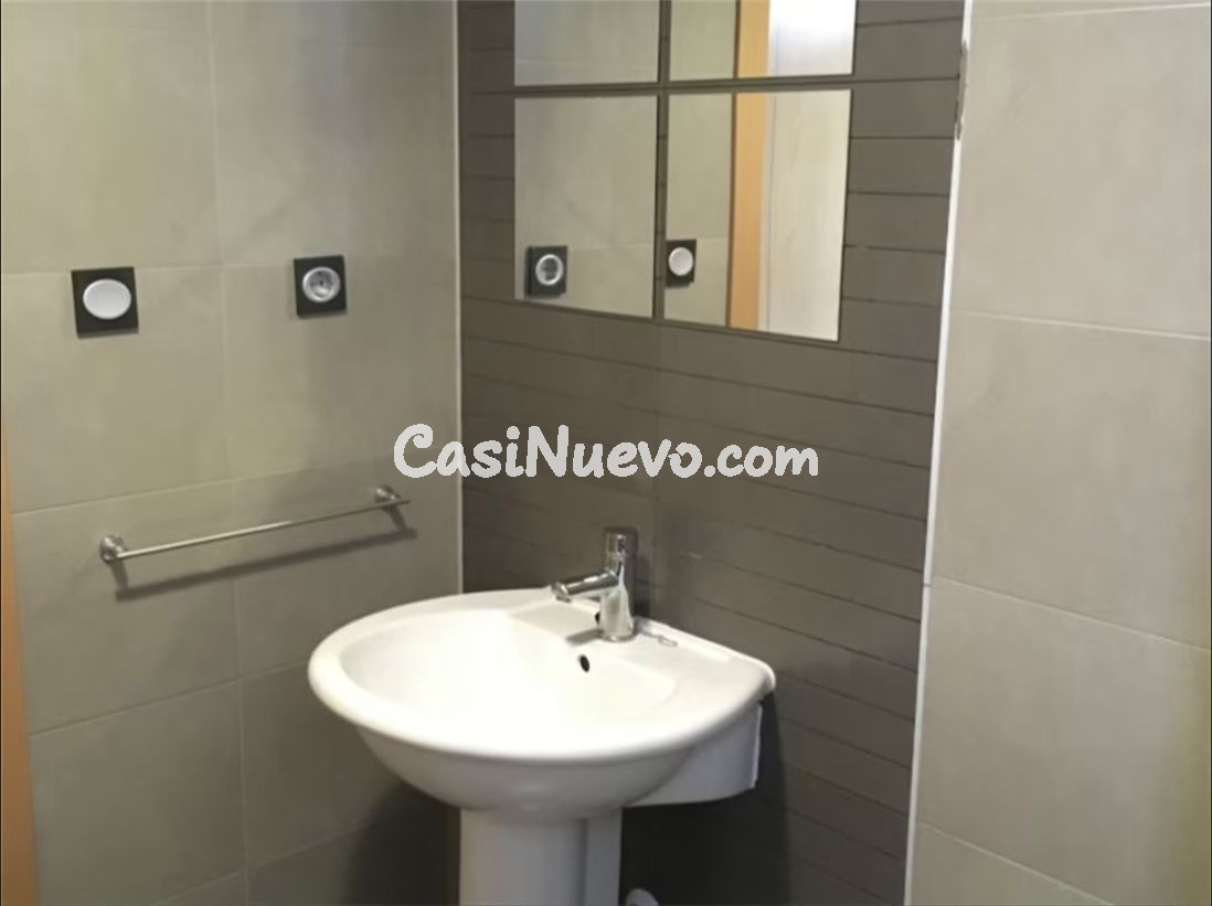 Piso luminoso de 2 dormitorios con GARAJE y A/C en Avenida R - foto 9