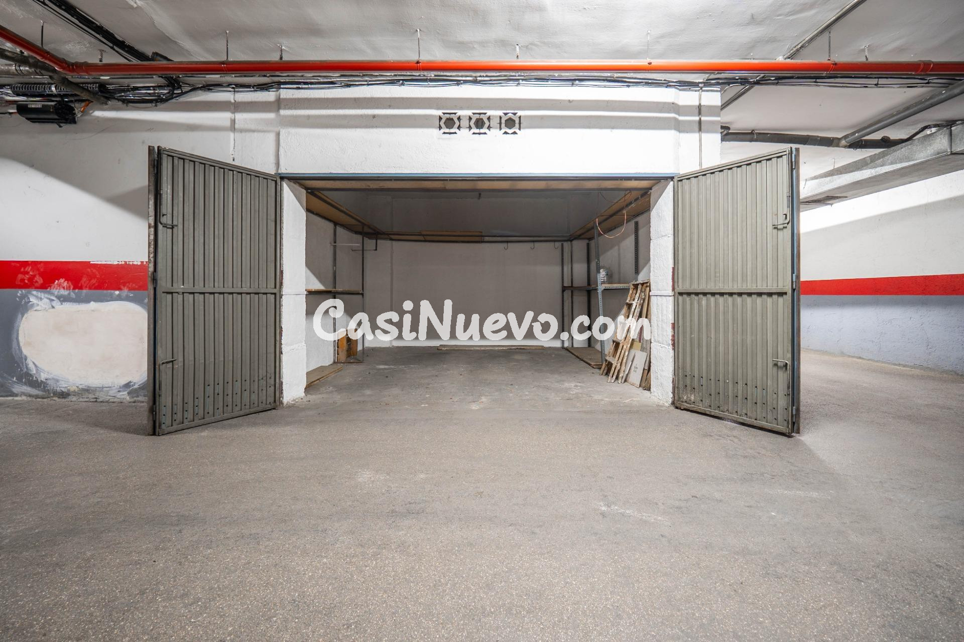 Plaza de garaje cerrado con estanterías en parque Genil cerc