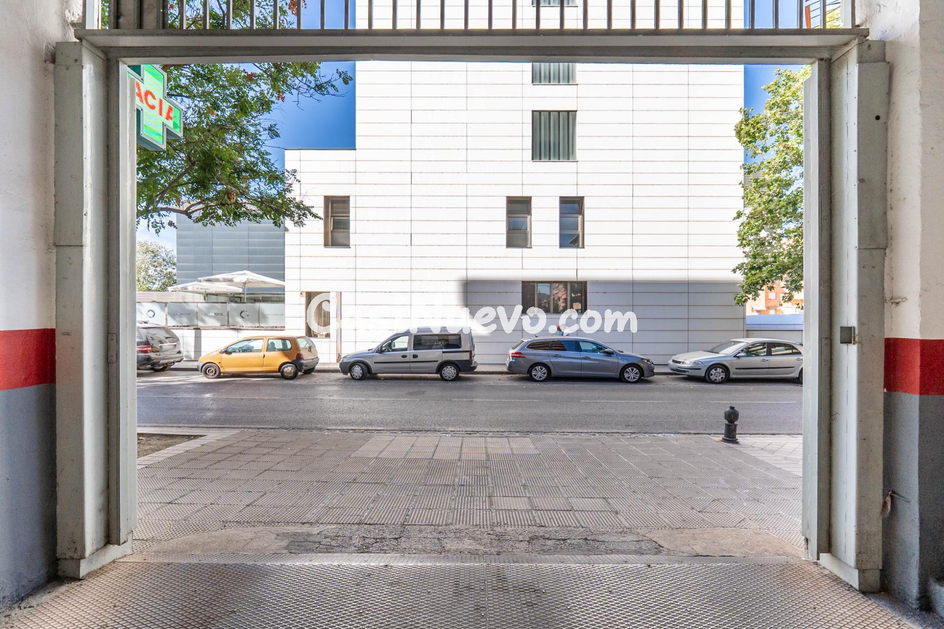 Plaza de garaje cerrado con estanterías en parque Genil cerc - foto 2