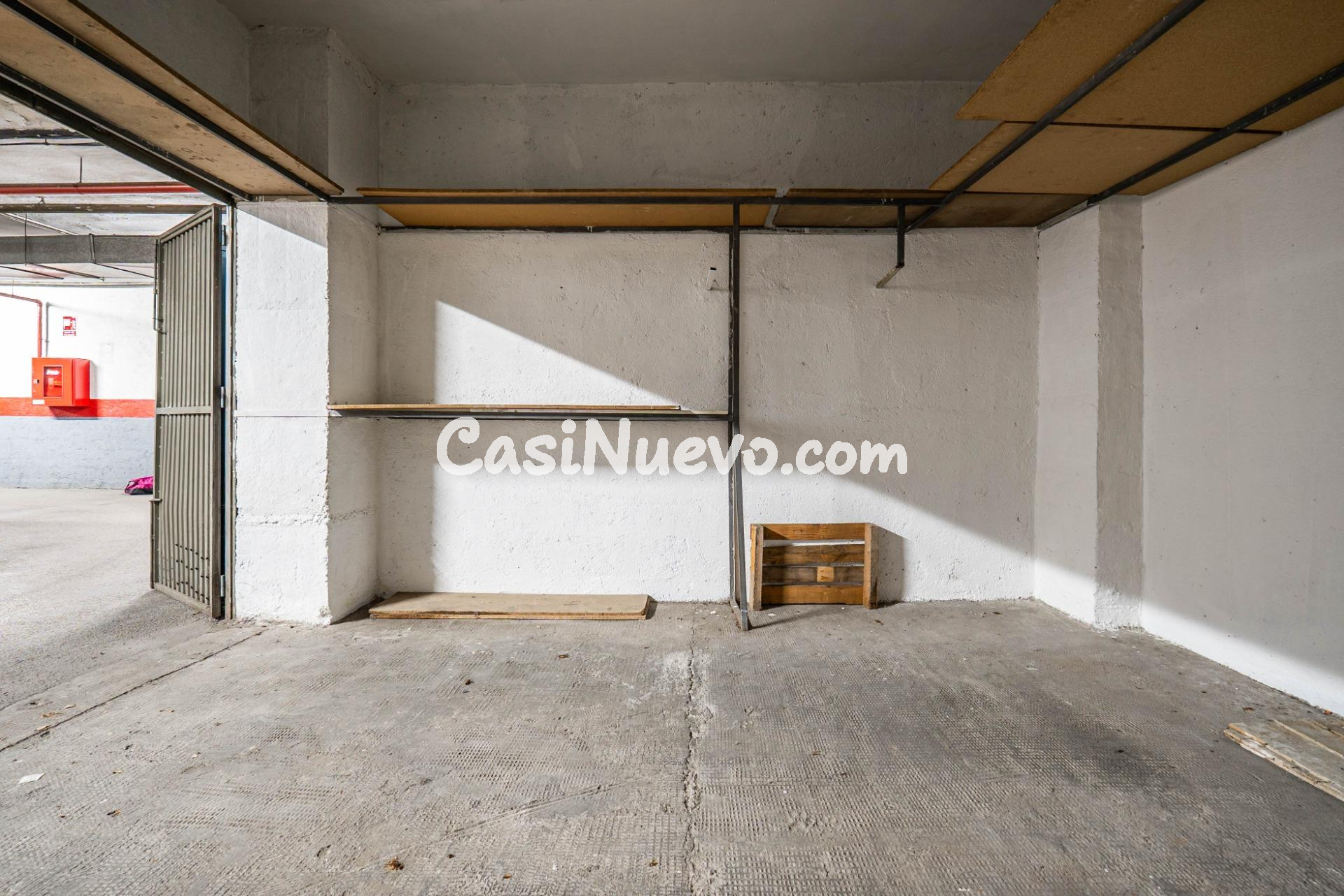 Plaza de garaje cerrado con estanterías en parque Genil cerc - foto 17