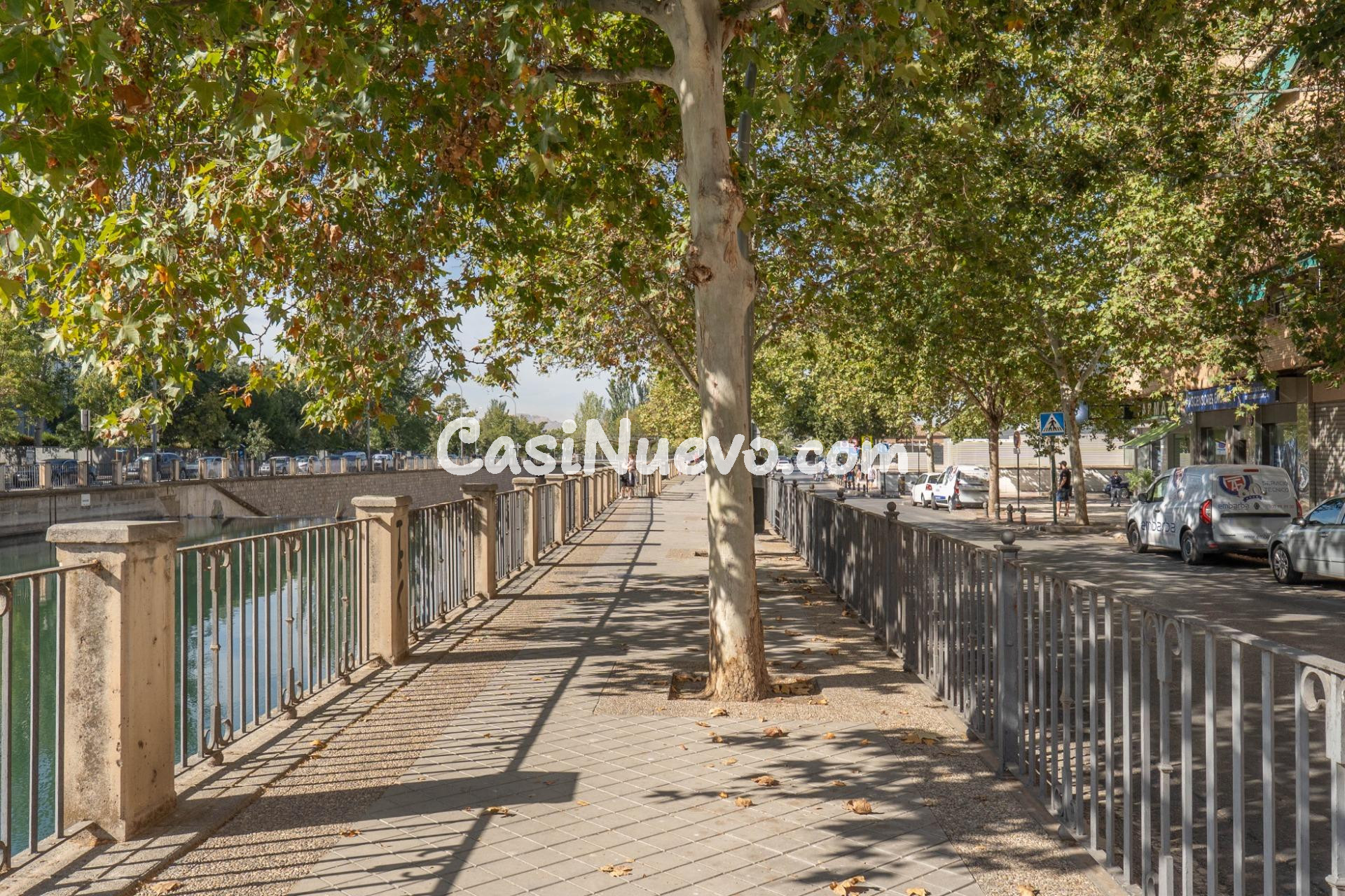 Plaza de garaje cerrado con estanterías en parque Genil cerc - foto 38