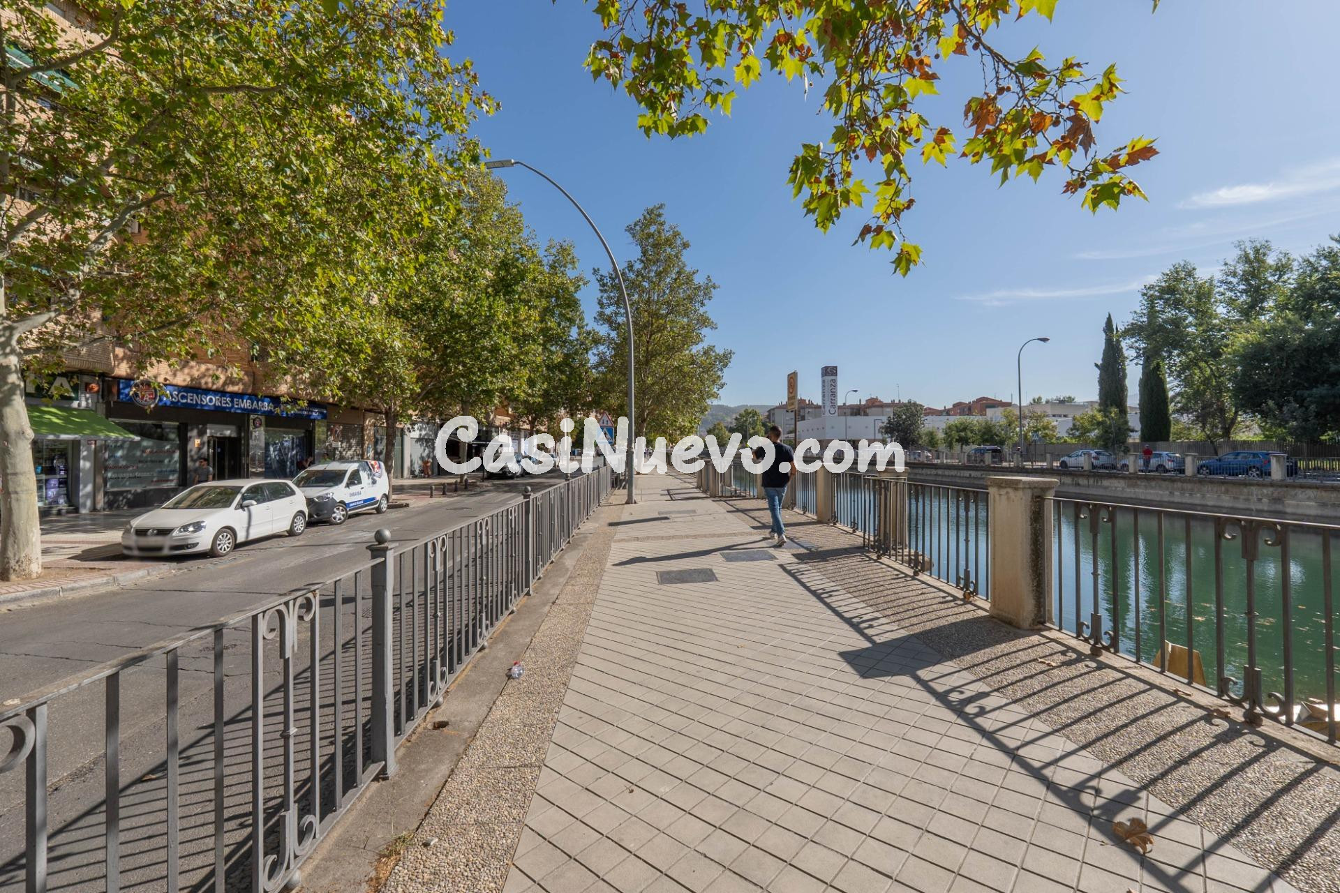 Plaza de garaje cerrado con estanterías en parque Genil cerc - foto 41