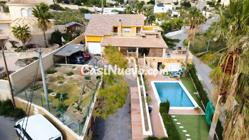 Chalet con parcela de 1.075 m², piscina y vistas a Alicante 