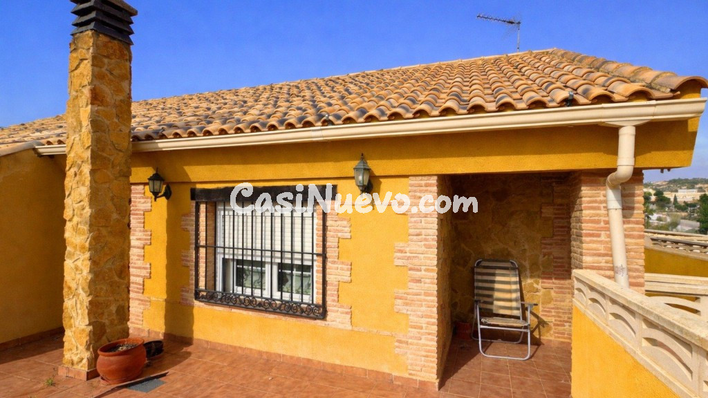 Chalet con parcela de 1.075 m², piscina y vistas a Alicante  - foto 11