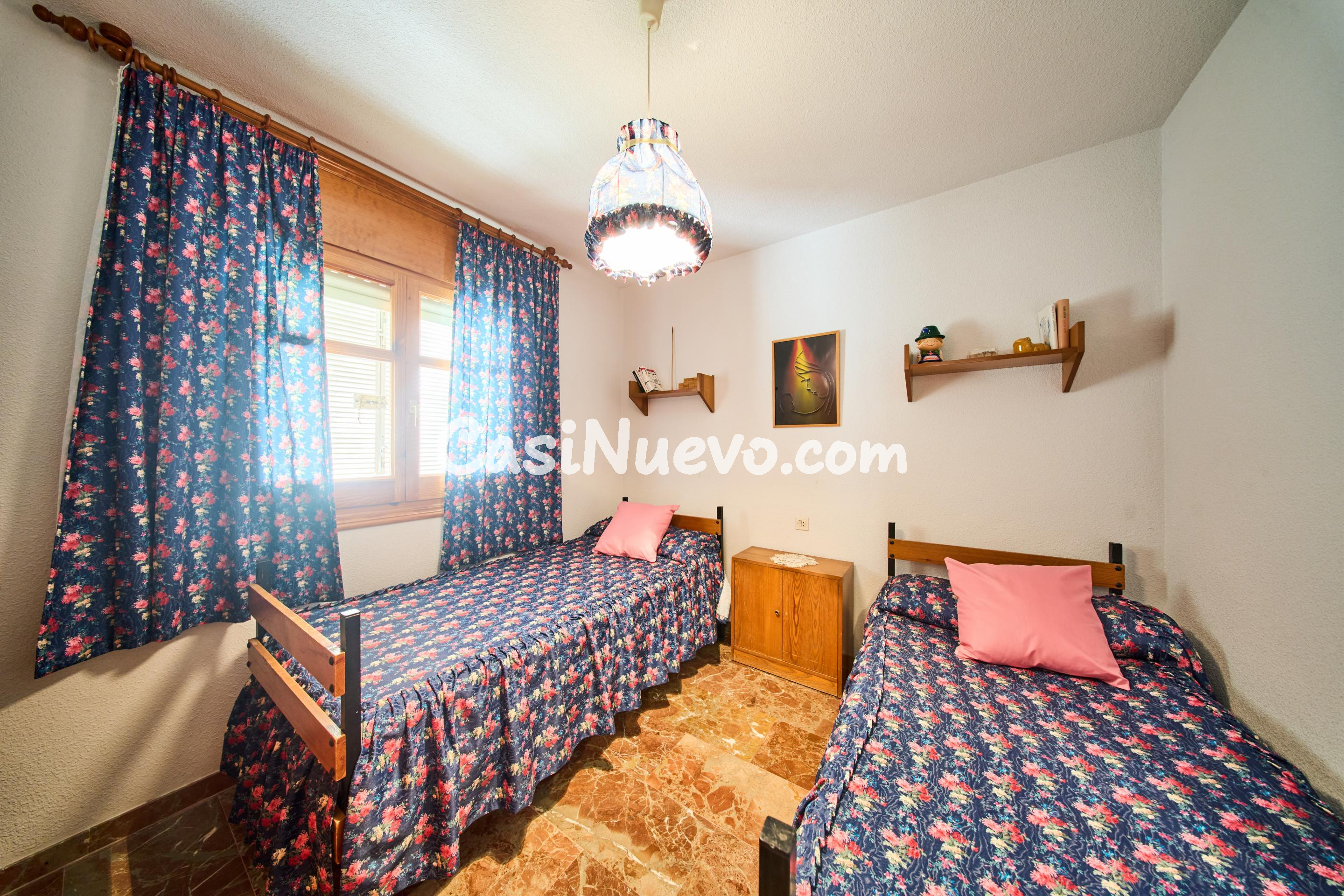 Chalet independiente en Villa de OTURA - foto 17