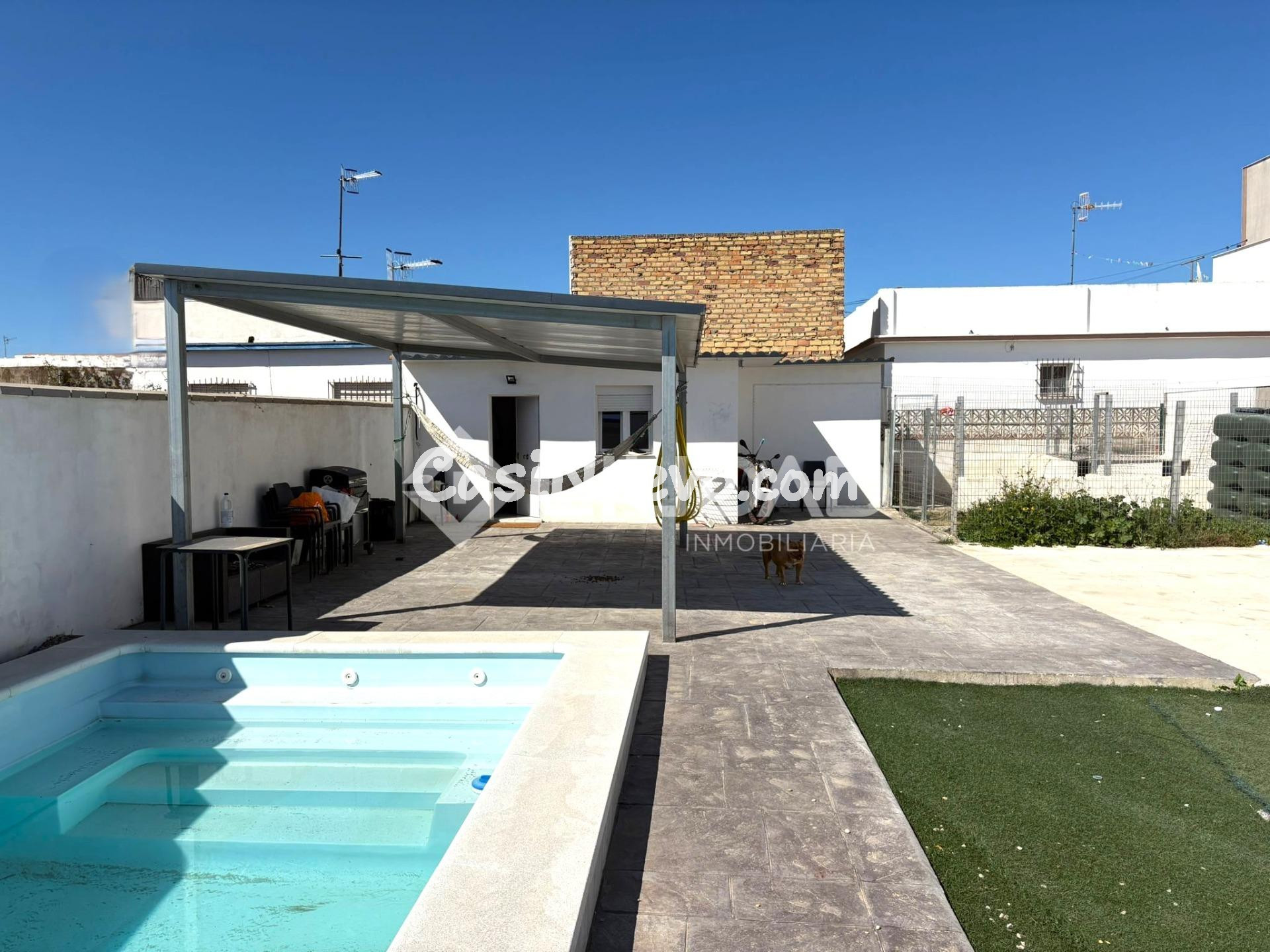 Parcela rústica de recreo con piscina en La Dehesilla