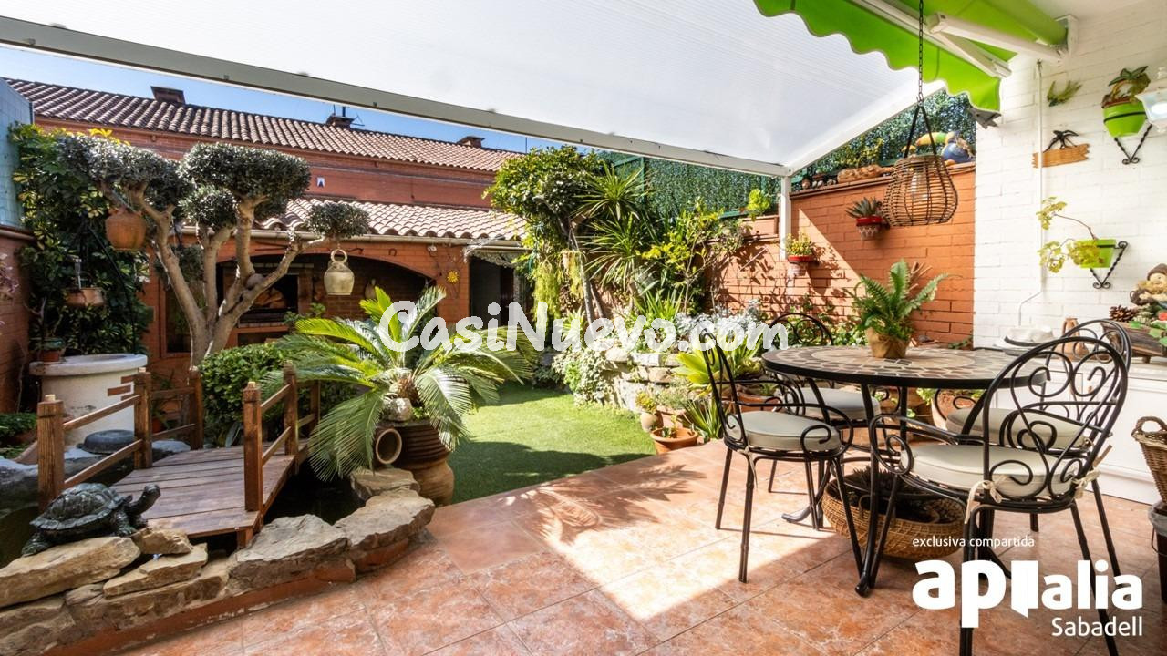 MARAVILLOSA CASA UNIFAMILIAR ADOSADA CON ESPECTACULAR JARDÍN