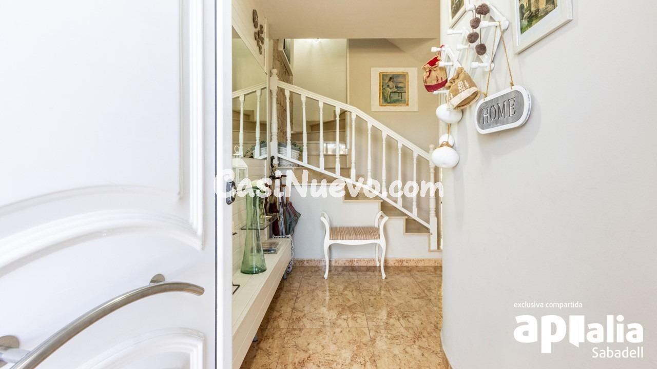 MARAVILLOSA CASA UNIFAMILIAR ADOSADA CON ESPECTACULAR JARDÍN - foto 2