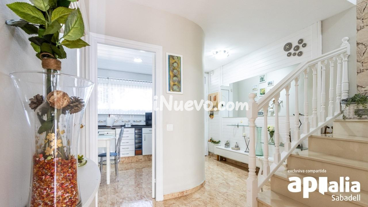 MARAVILLOSA CASA UNIFAMILIAR ADOSADA CON ESPECTACULAR JARDÍN - foto 3