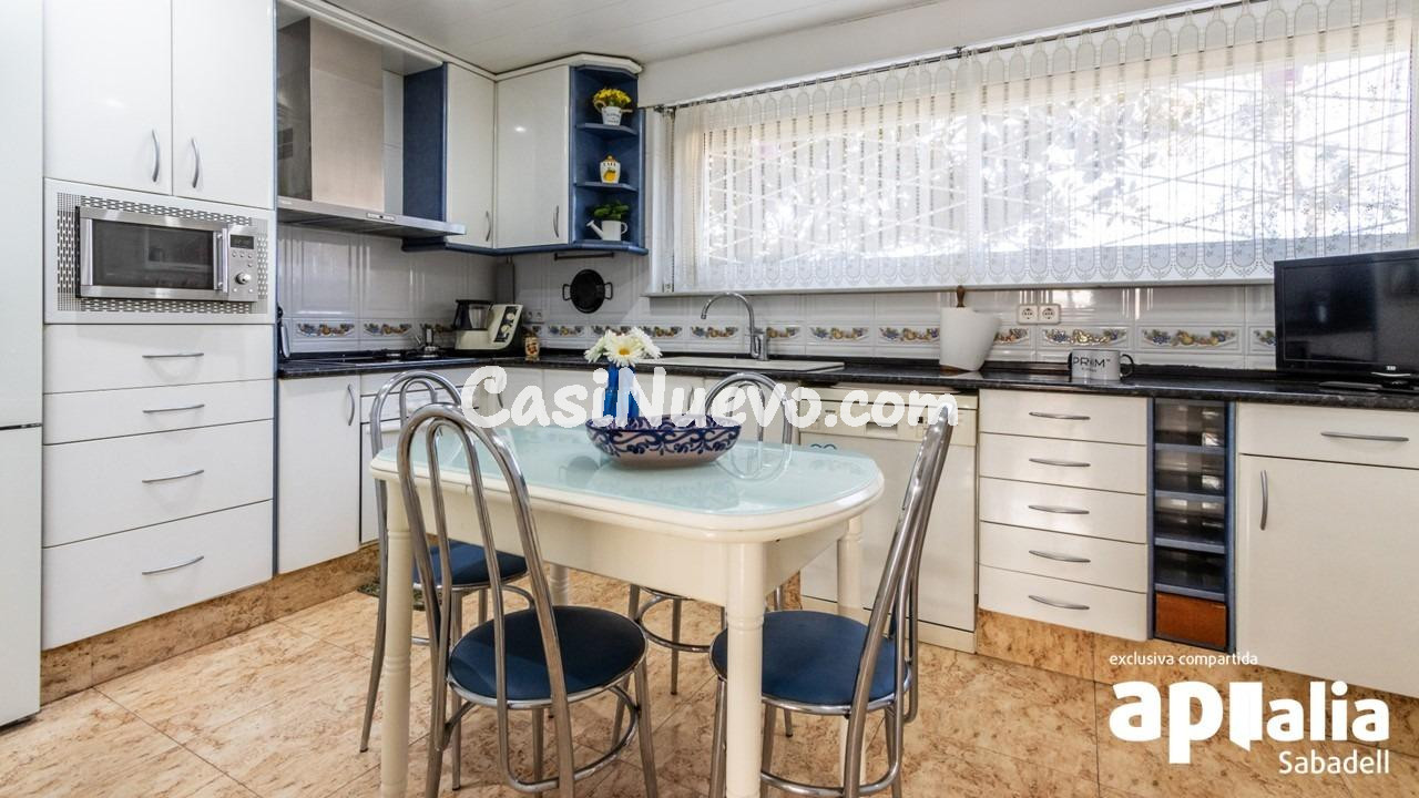 MARAVILLOSA CASA UNIFAMILIAR ADOSADA CON ESPECTACULAR JARDÍN - foto 5