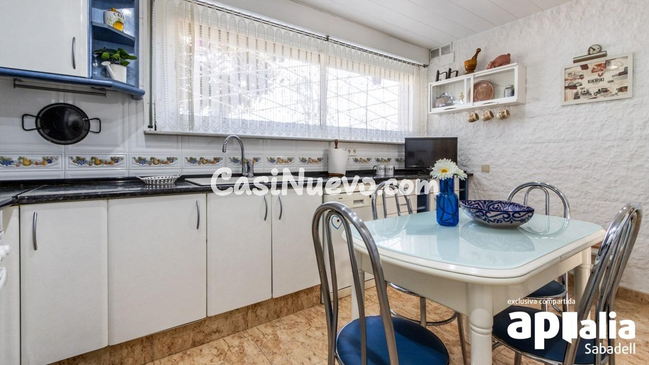 MARAVILLOSA CASA UNIFAMILIAR ADOSADA CON ESPECTACULAR JARDÍN - foto 6