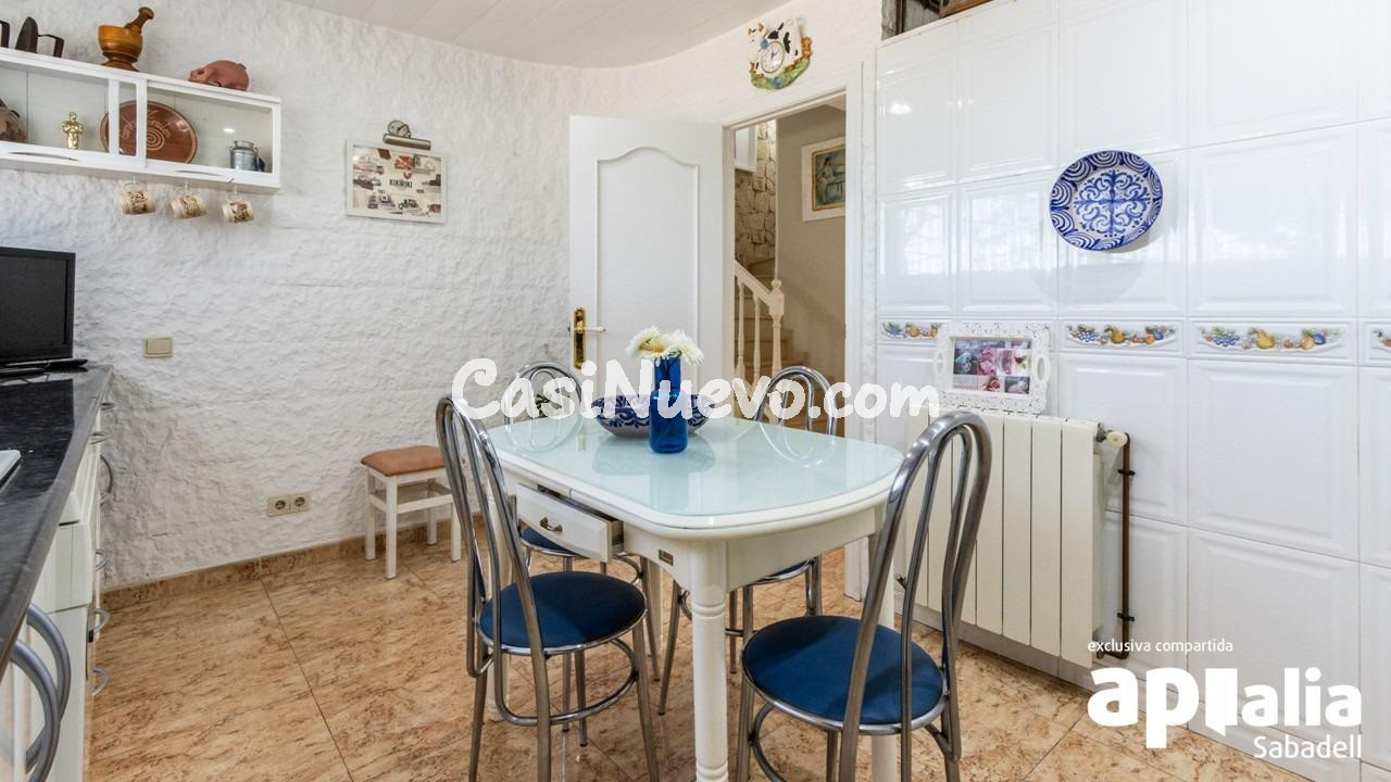 MARAVILLOSA CASA UNIFAMILIAR ADOSADA CON ESPECTACULAR JARDÍN - foto 8