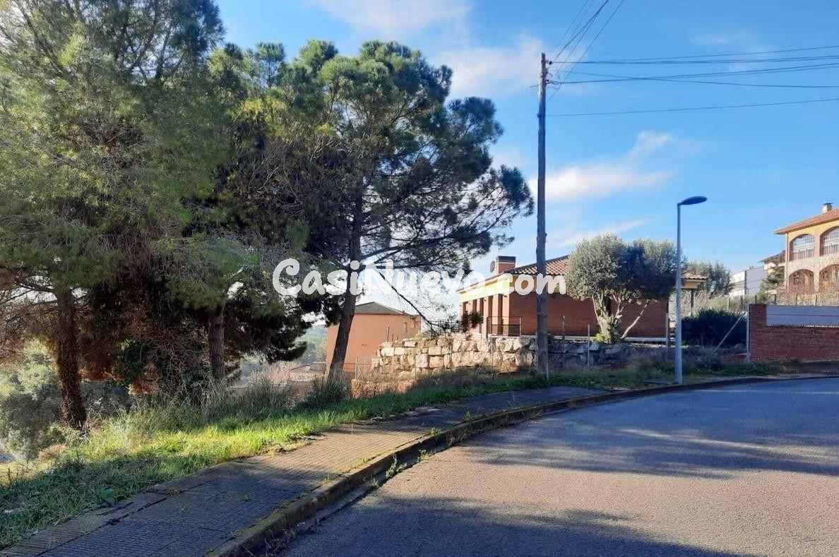 Gran parcela urbana de 2.498 m2 en entorno natural para dos 