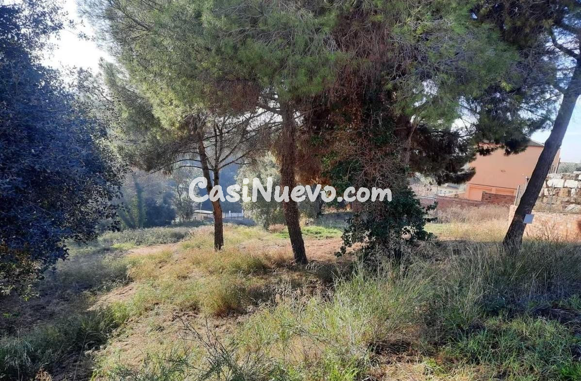 Gran parcela urbana de 2.498 m2 en entorno natural para dos  - foto 2