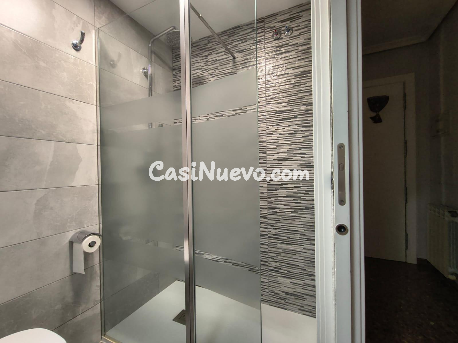 Amplio piso con parking, trastero y jacuzzi cerca del centro - foto 12