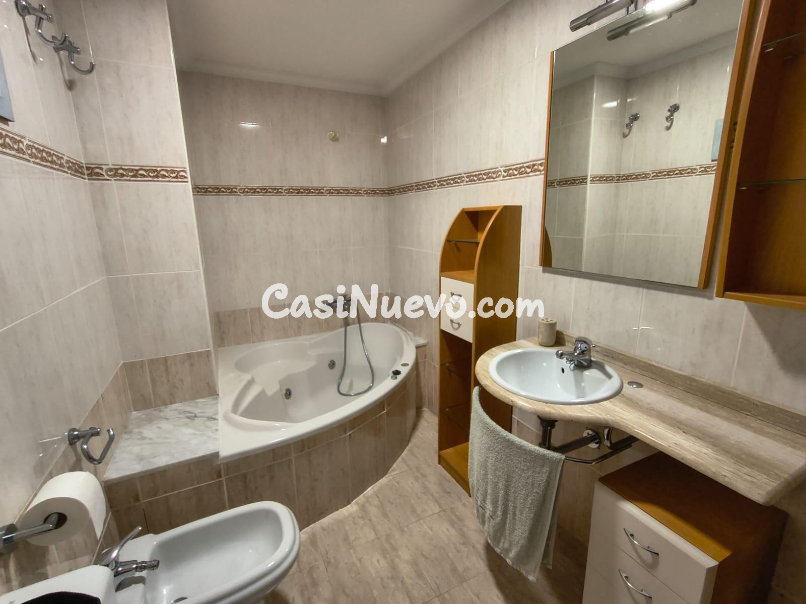 Amplio piso con parking, trastero y jacuzzi cerca del centro - foto 16