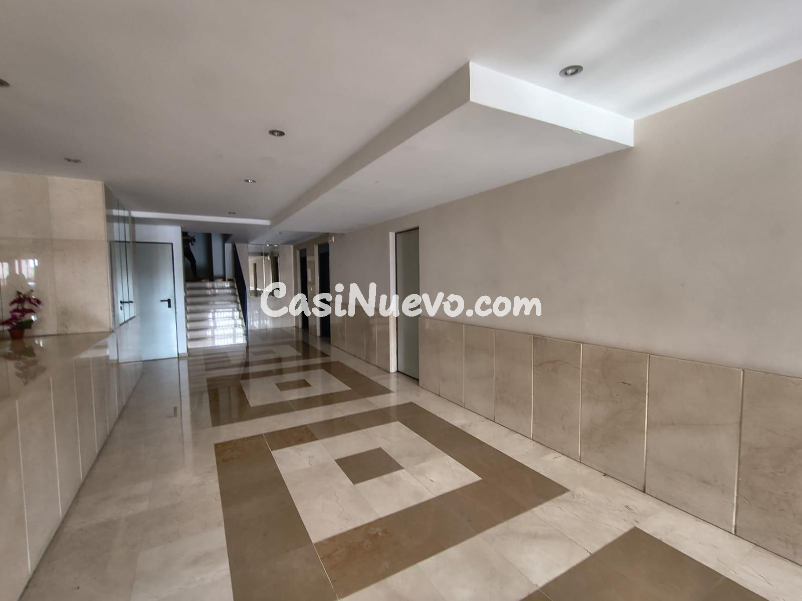 Amplio piso con parking, trastero y jacuzzi cerca del centro - foto 23