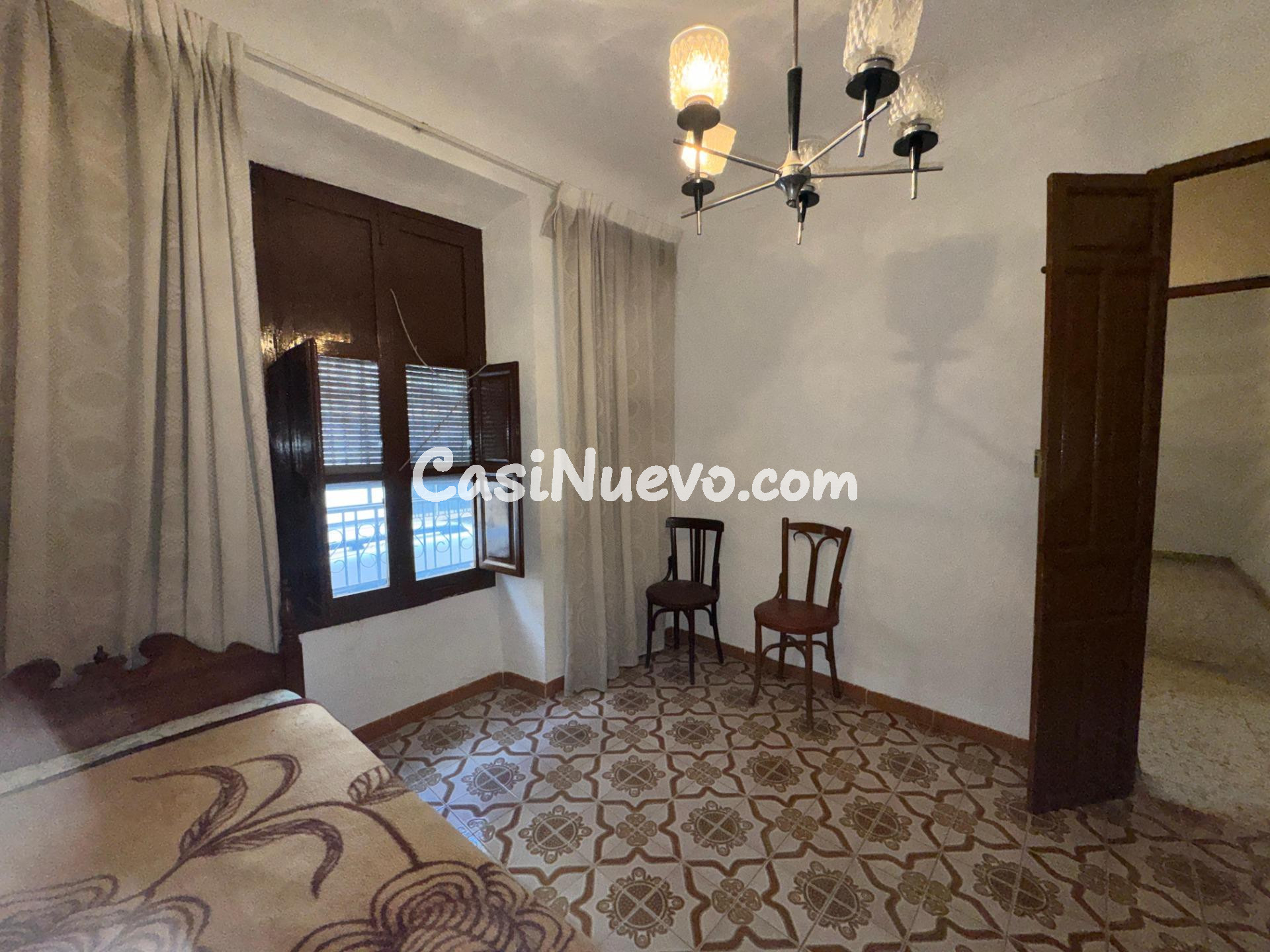 Casa de pueblo con patio y múltiples estancias para reformar