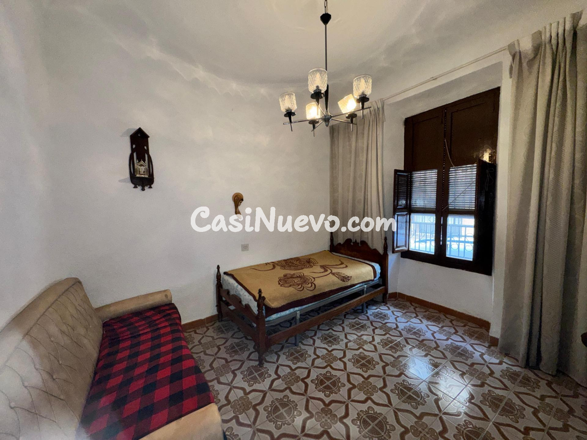 Casa de pueblo con patio y múltiples estancias para reformar - foto 3